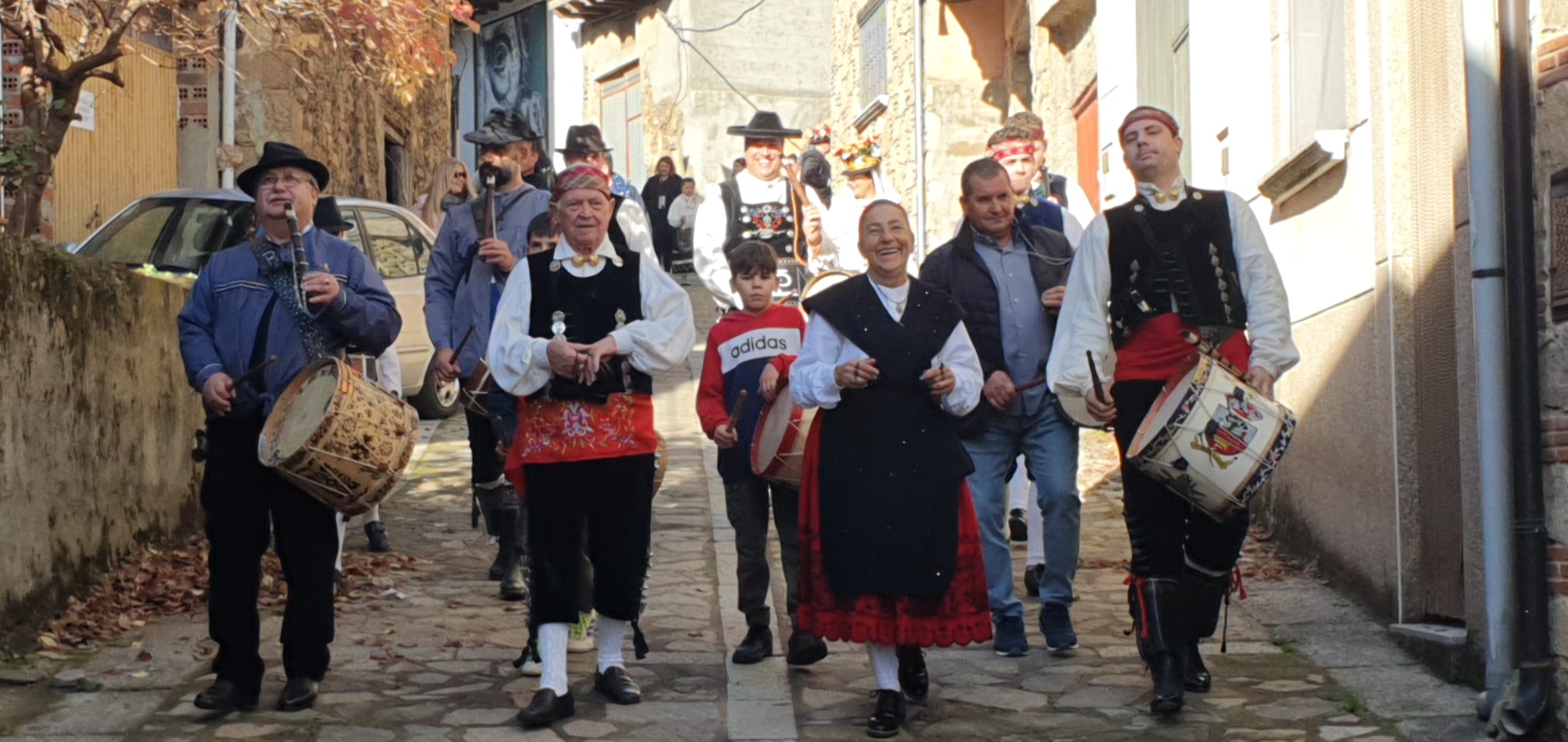 Música tradicional con tamboriles en Garcibuey 