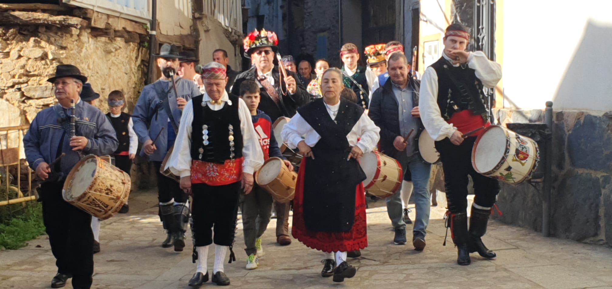 Música tradicional con tamboriles en Garcibuey 