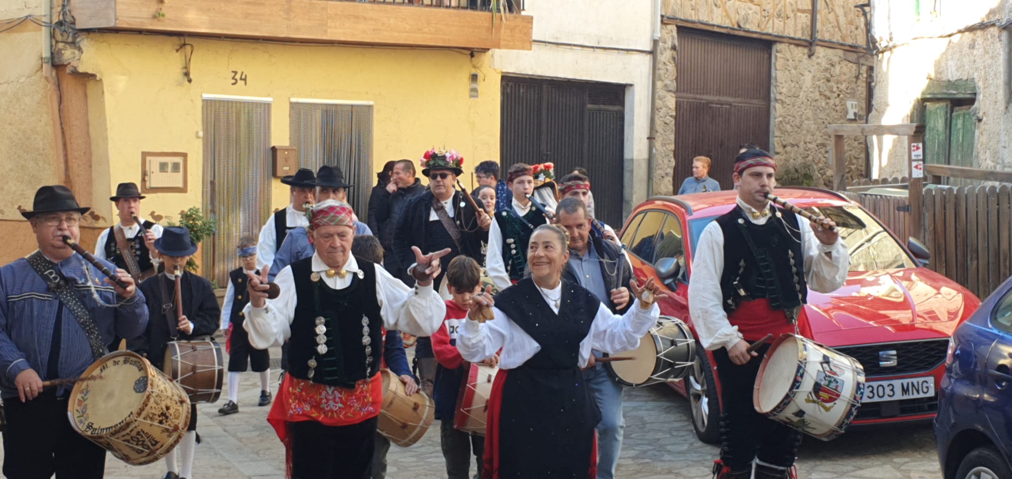 Música tradicional con tamboriles en Garcibuey 