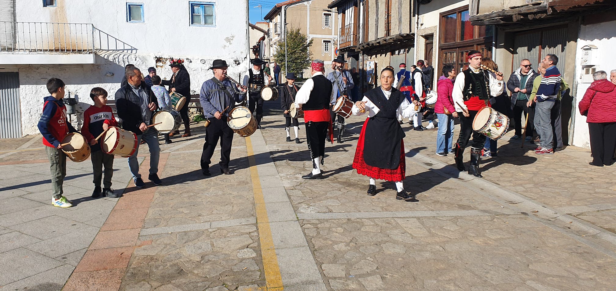 Música tradicional con tamboriles en Garcibuey 