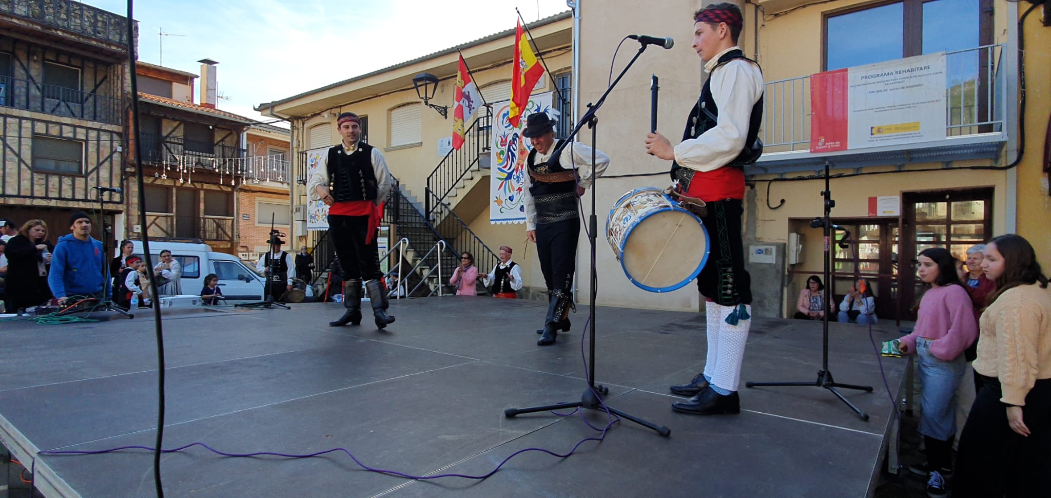 Música tradicional con tamboriles en Garcibuey 