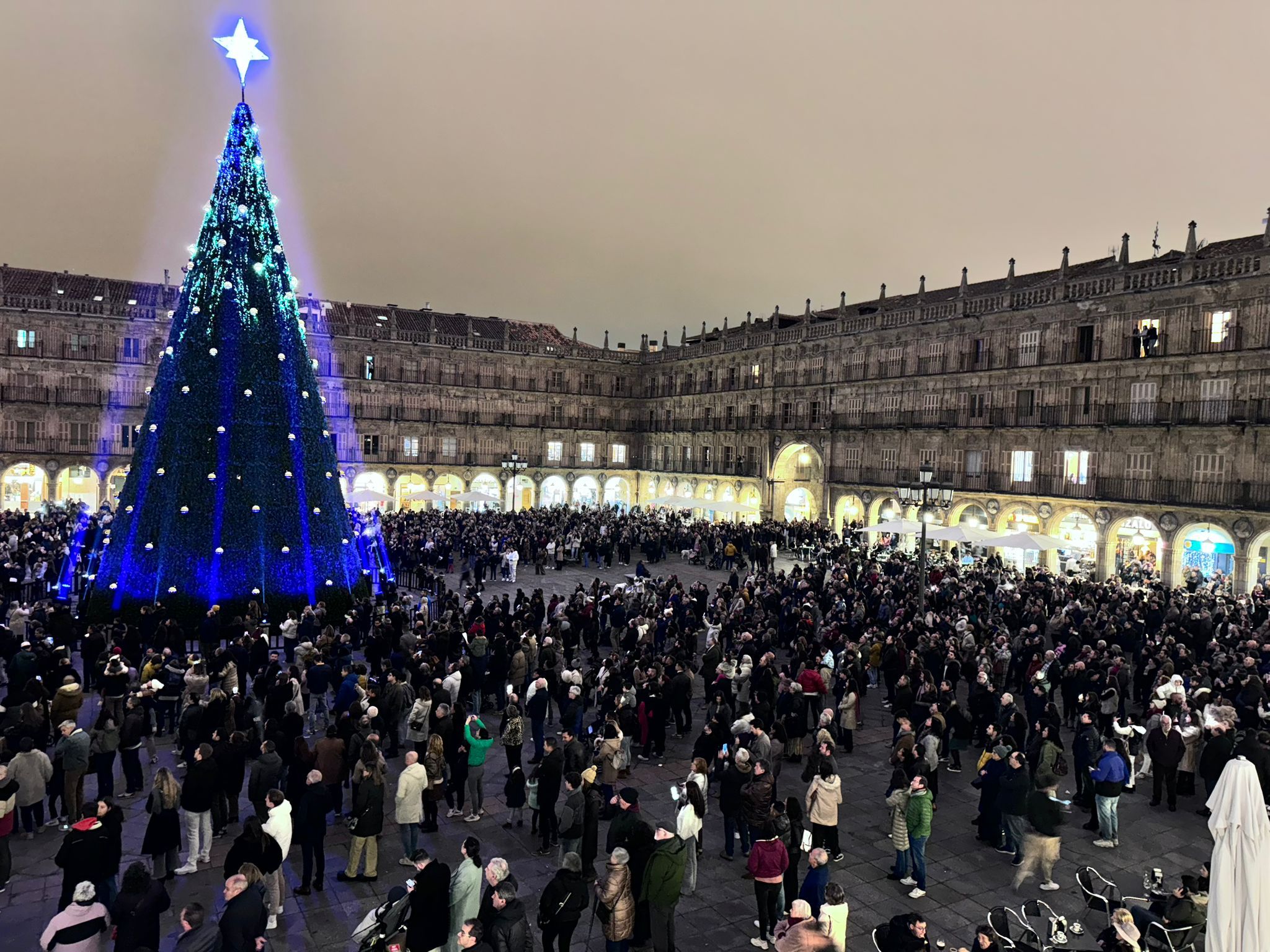 Salmantinos asisten al espectáculo de luces de la Plaza Mayor