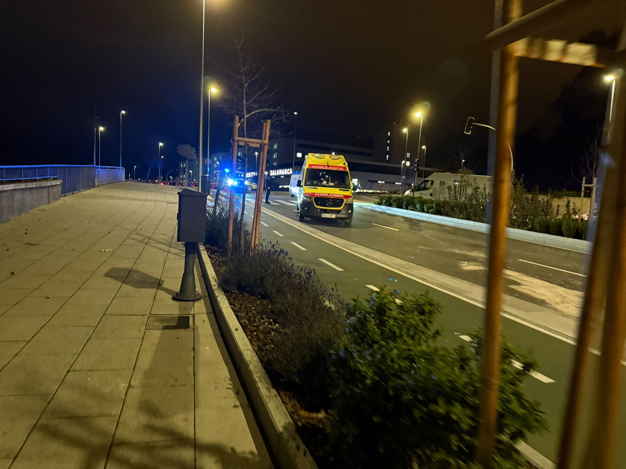 Vuelco de un vehículo a la altura del hospital de Salamanca