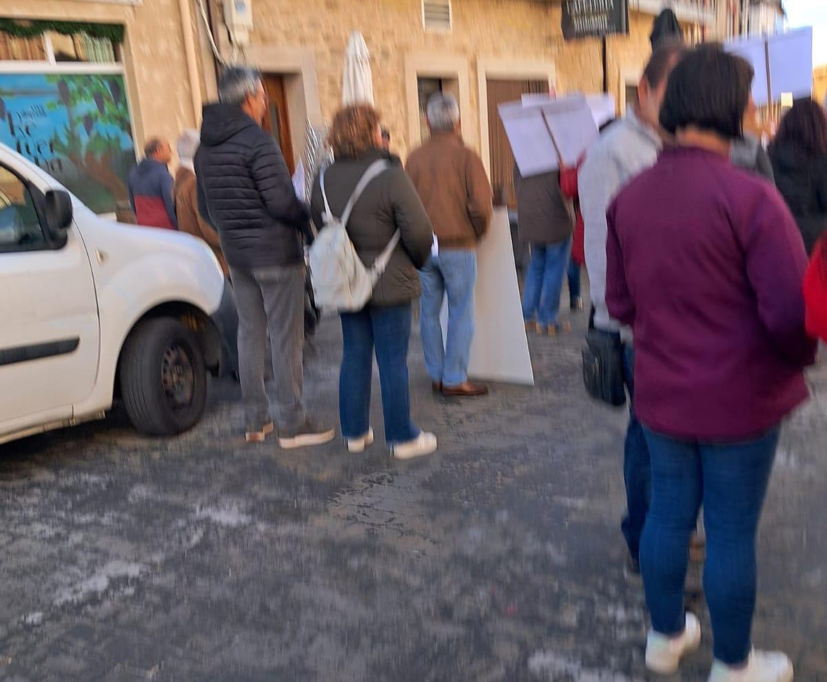 Manifestación contra el alcalde en Aldeadávila de la Ribera