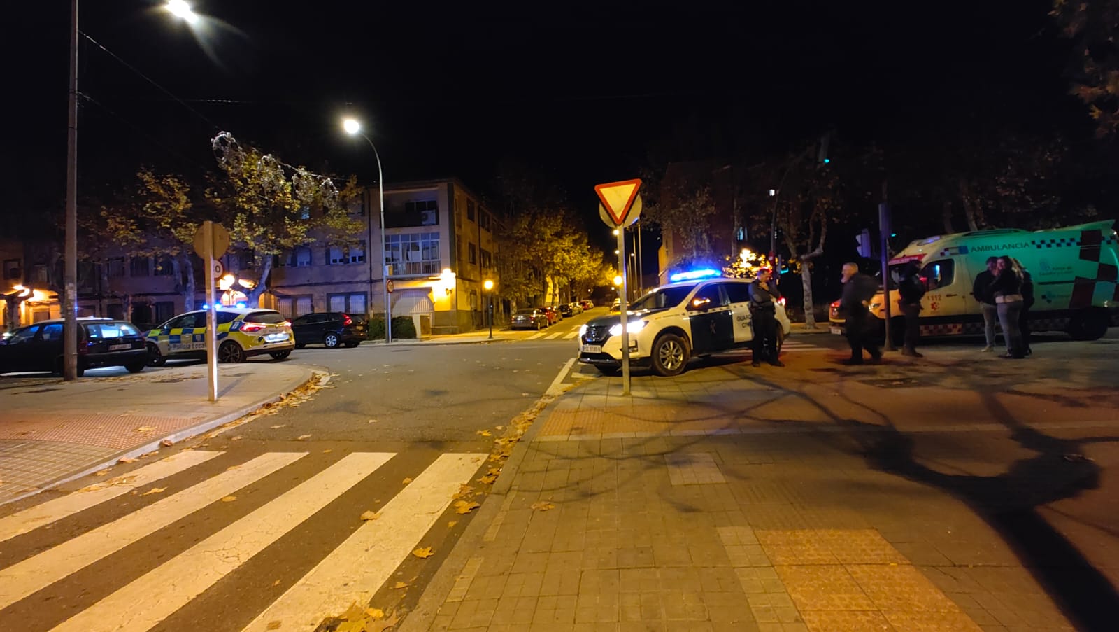 Foto del momento en el que localizan a una mujer desaparecida de 63 años del hospital de Los Montalvos tras salir a dar un paseo y no regresar de vuelta