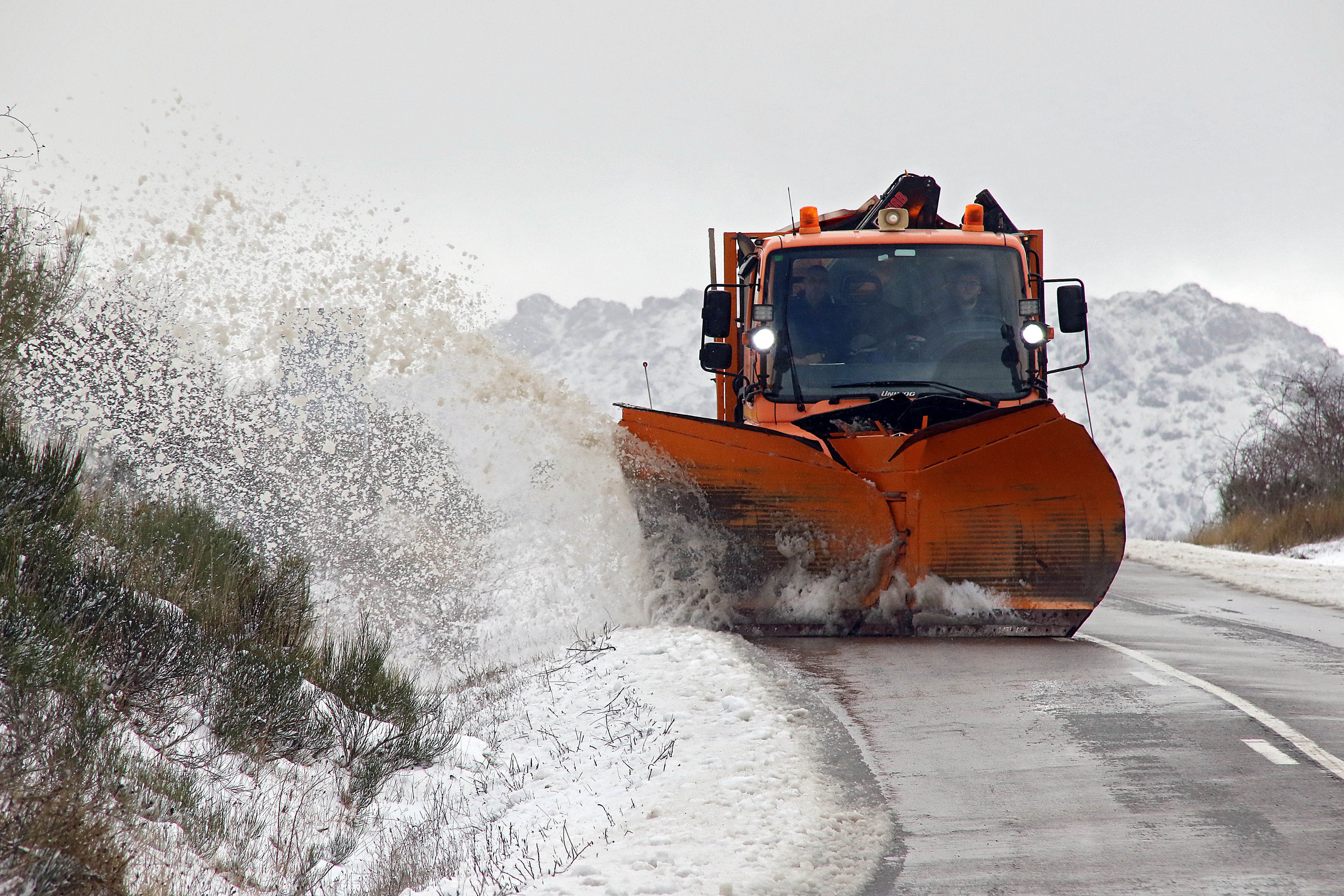 La nieve cubre la montaña de León en el puerto de Pajares