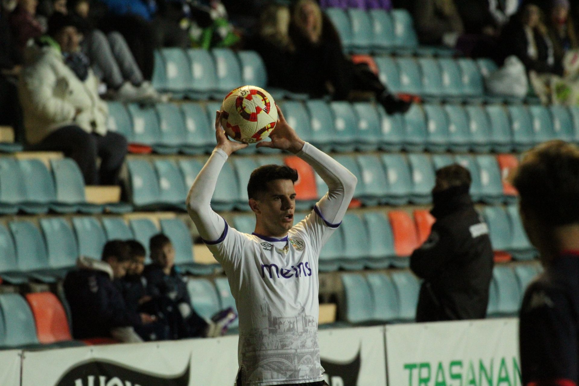 Murua saca de banda ante el Deportivo Fabril | FOTO MÍKEL ANTÚNEZ