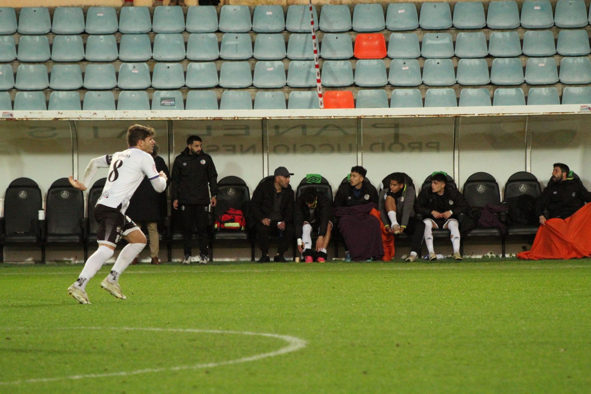 Chiapas habla con uno de sus jugadores de banquillo en el duelo ante el Deportivo Fabril | FOTO MÍKEL ANTÚNEZ