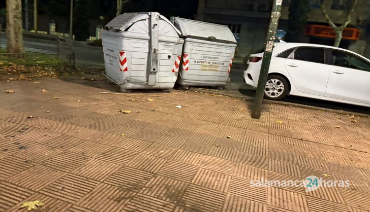 Un vehículo colisiona contra unos contenedores que acaban impactando contra un turismo aparcado en el paseo de Carmelitas (2)