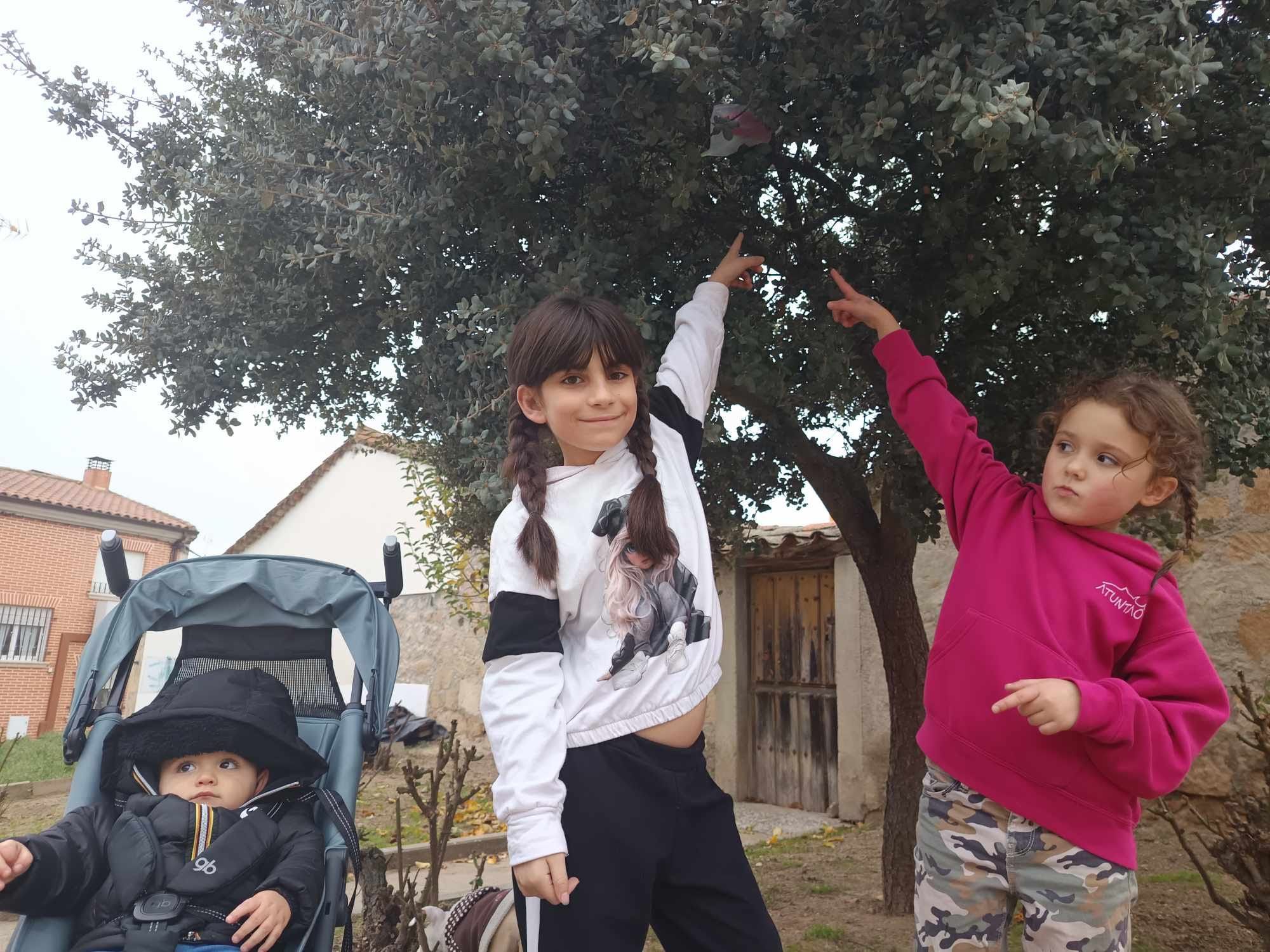 Niños buscando el grinch en Rollán. Foto Ayto. Rollán 