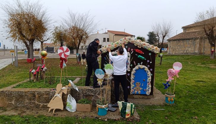 Los vecinos de Monterrubio instalan la decoración navideña 