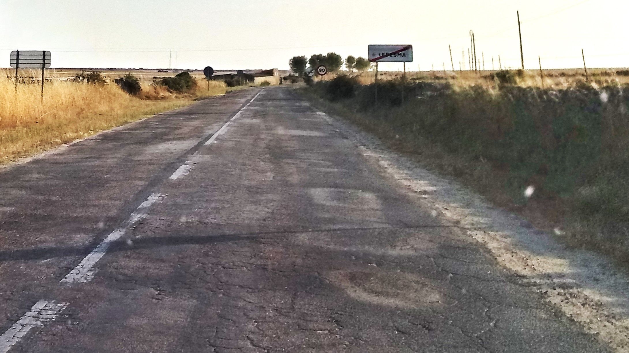 Carretera SA 305 en la salida del casco urbano de Ledesma en dirección sur. Foto, UPL.