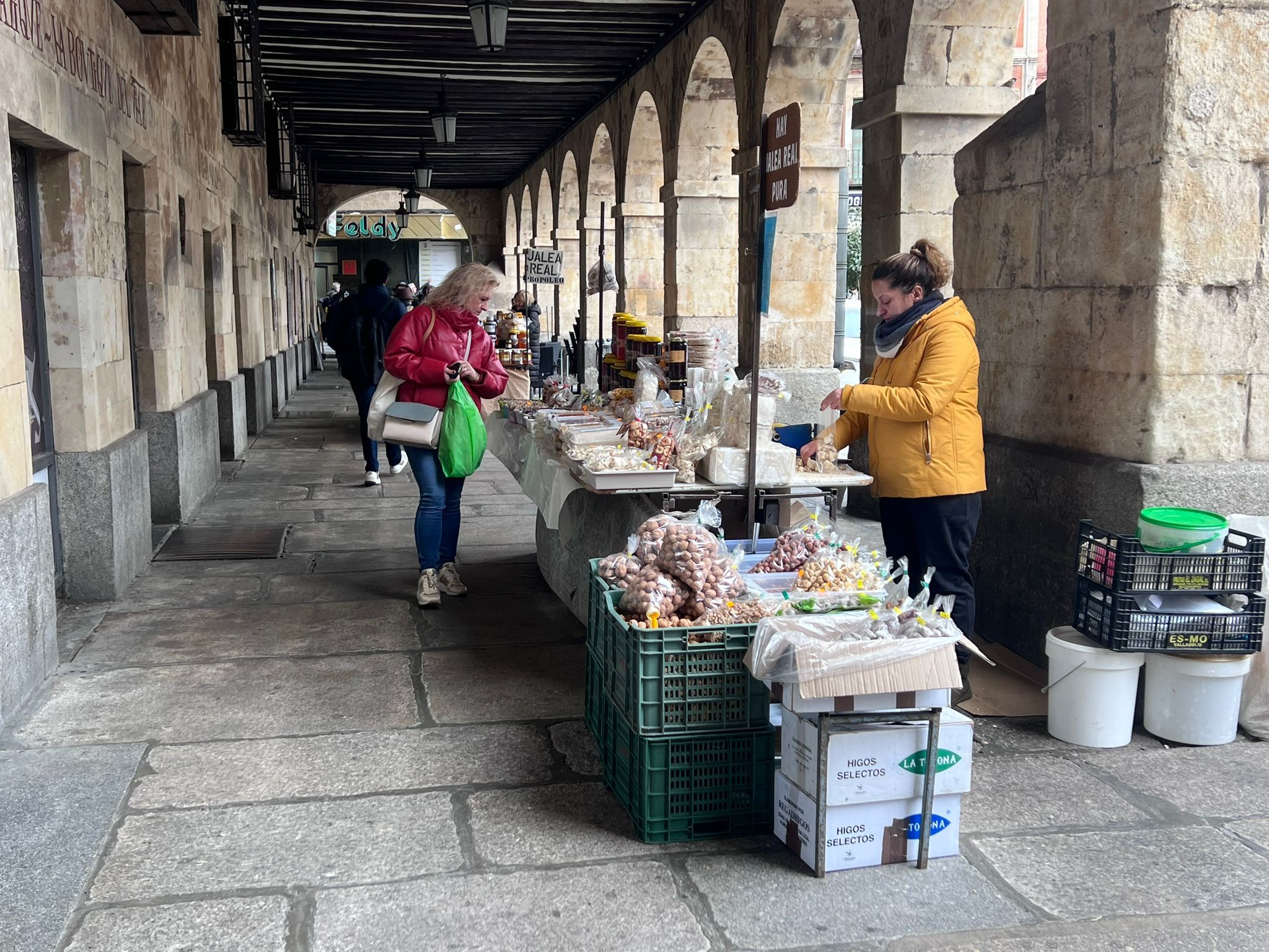 Turroneras de La Alberca en los soportales de la Plaza Mayor de Salamanca 