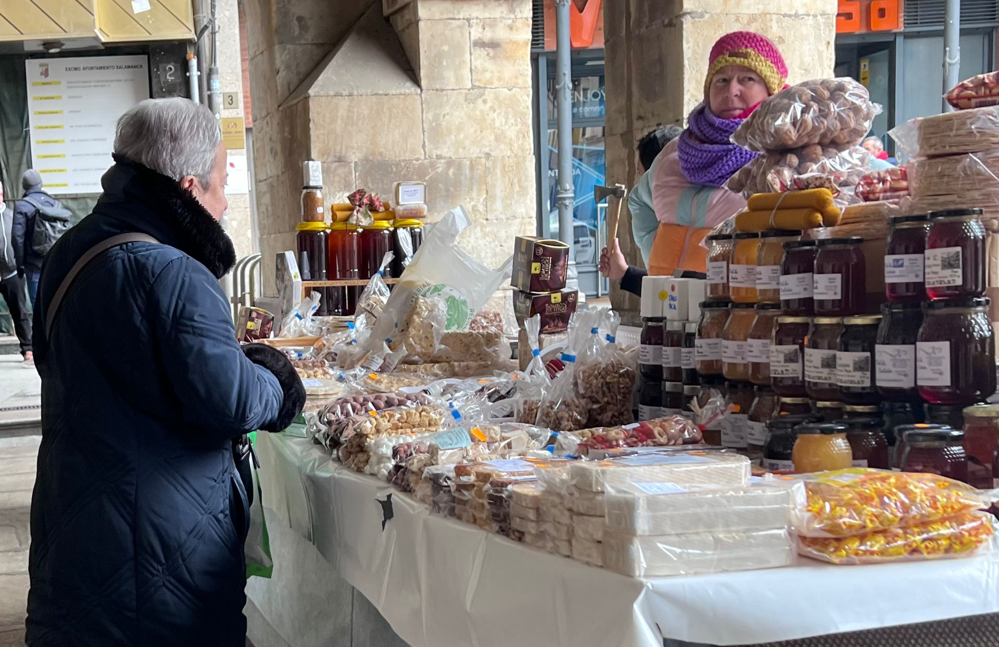 Turroneras de La Alberca en los soportales de la Plaza Mayor de Salamanca 