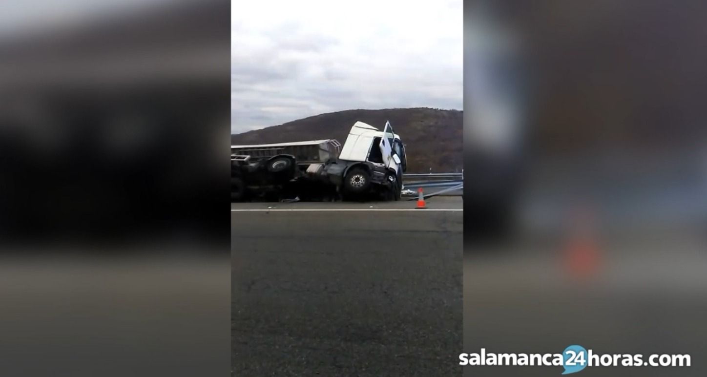 Camión volcado con el conductor atrapado en la A-66, a la altura de Sorihuela