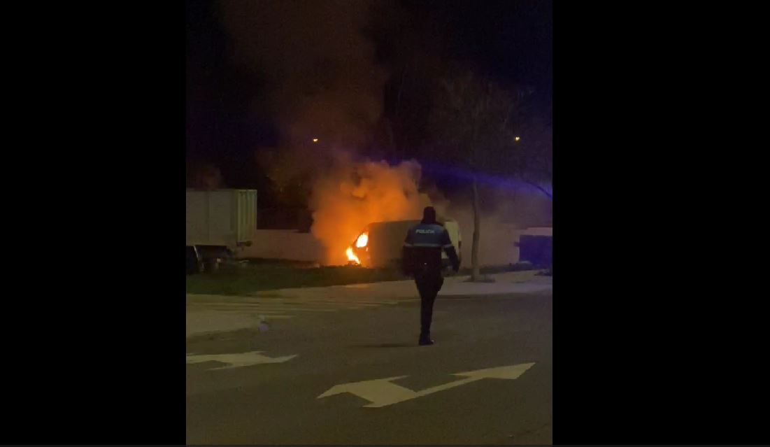 Arde una furgoneta en Chamberí. Foto: Víctor Cabero