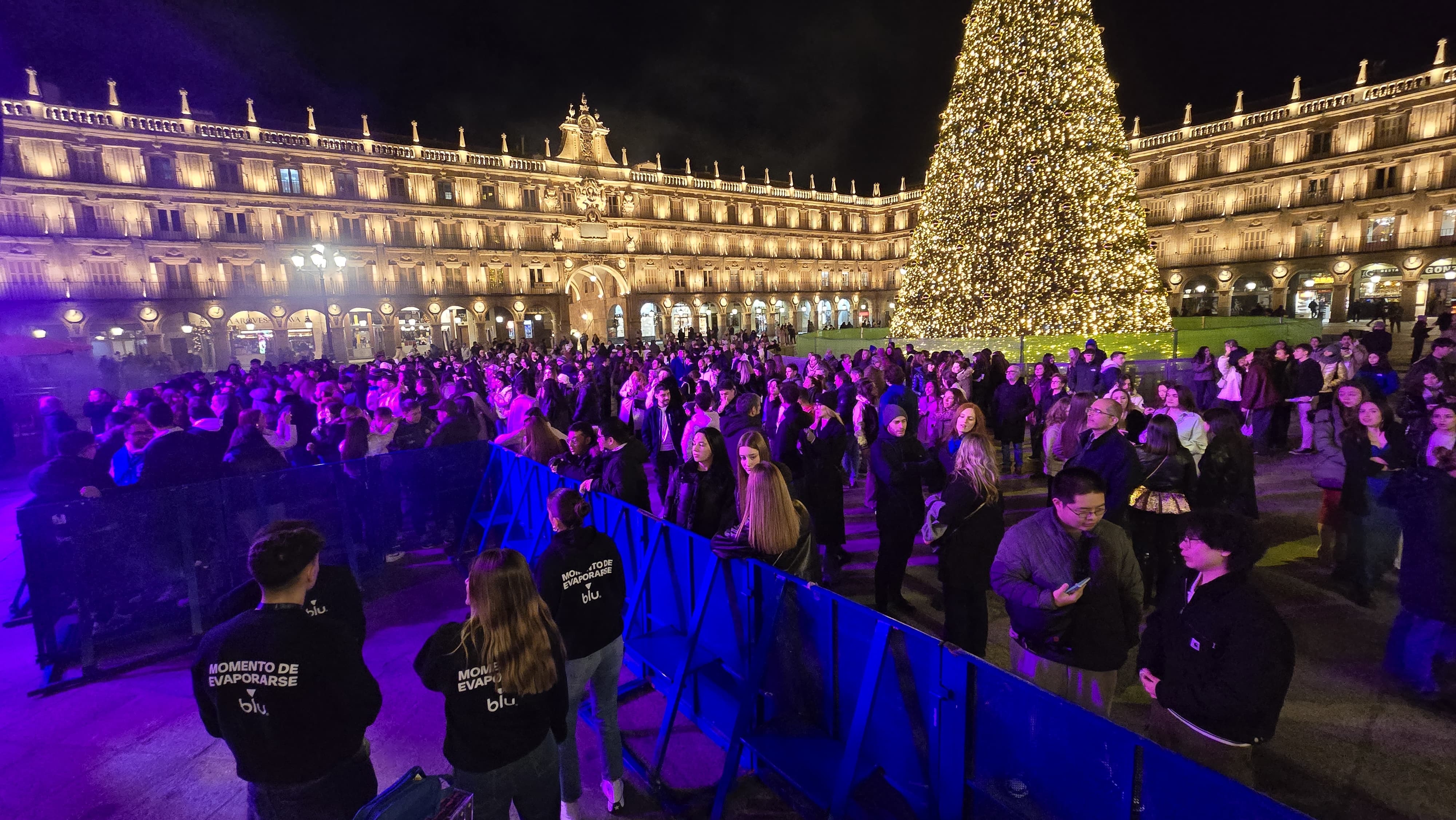 Estado de la Plaza Mayor de Salamanca a las 20:00 horas por el Fin de Año Universitario 2024. Foto Andrea M. 