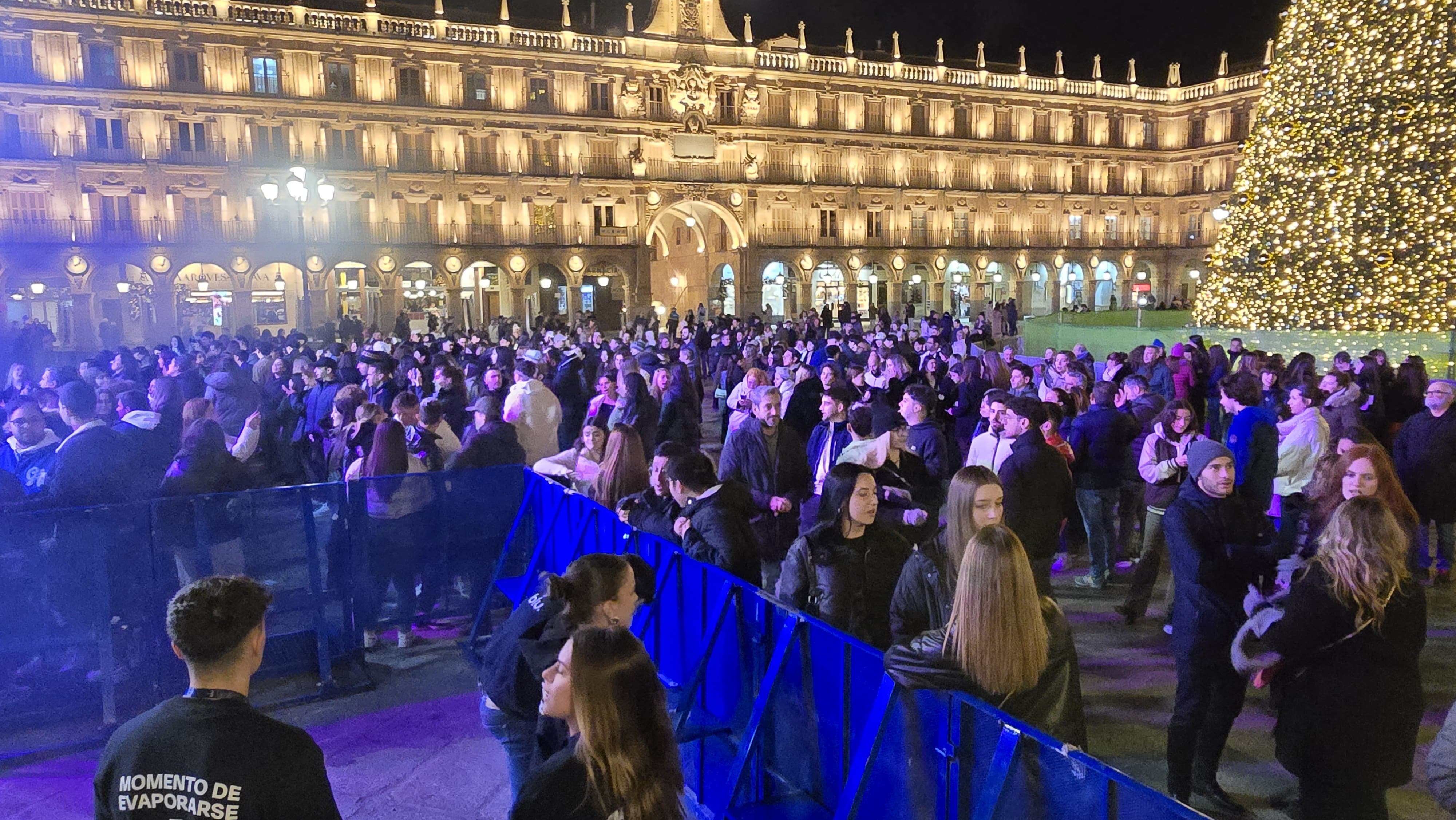 Estado de la Plaza Mayor de Salamanca a las 20:00 horas por el Fin de Año Universitario 2024. Foto Andrea M. 