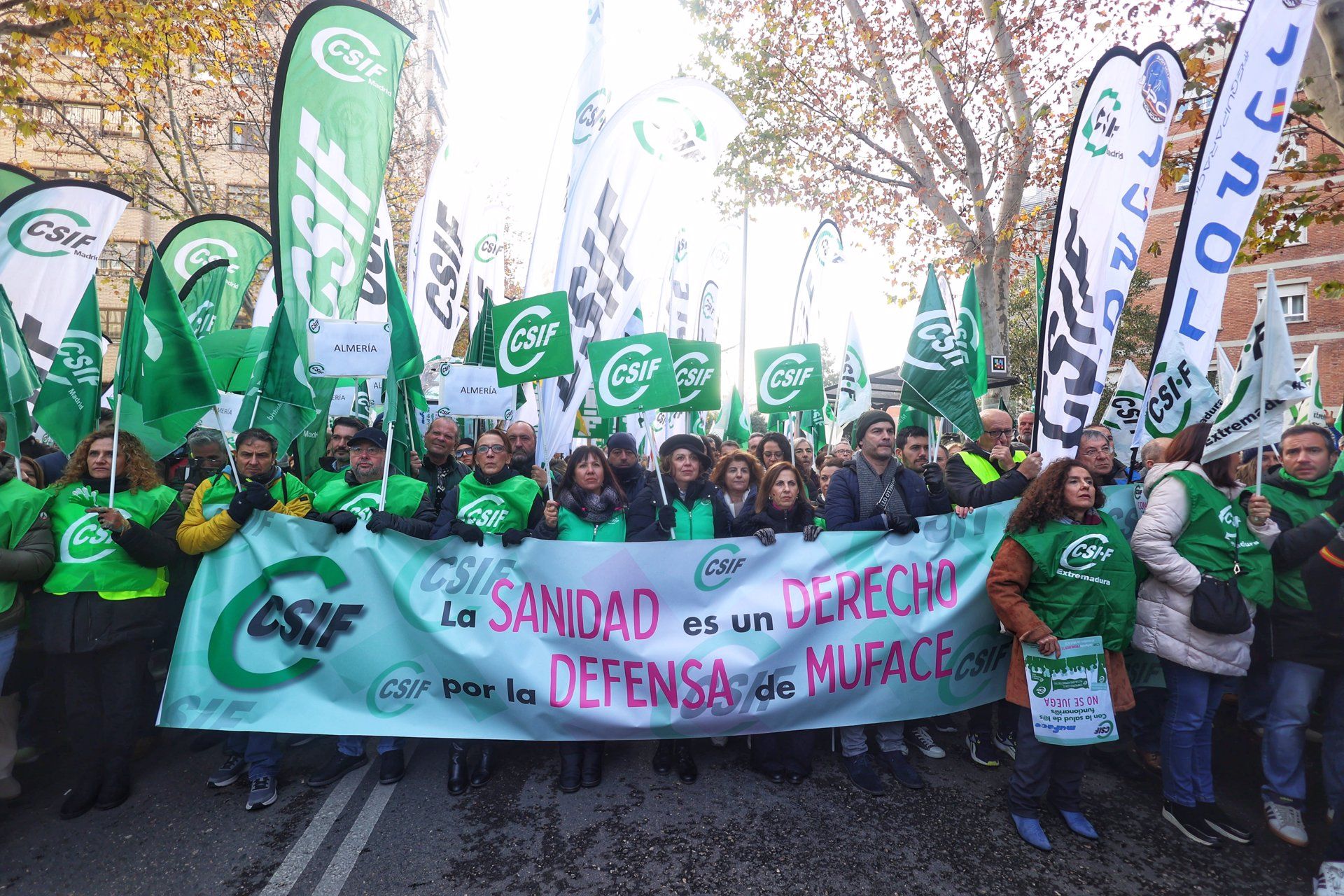 Decenas de personas durante una concentración, frente a la Dirección General de Muface de Madrid, a 14 de diciembre de 2024, en Madrid (España). - Ricardo Rubio - Europa Press