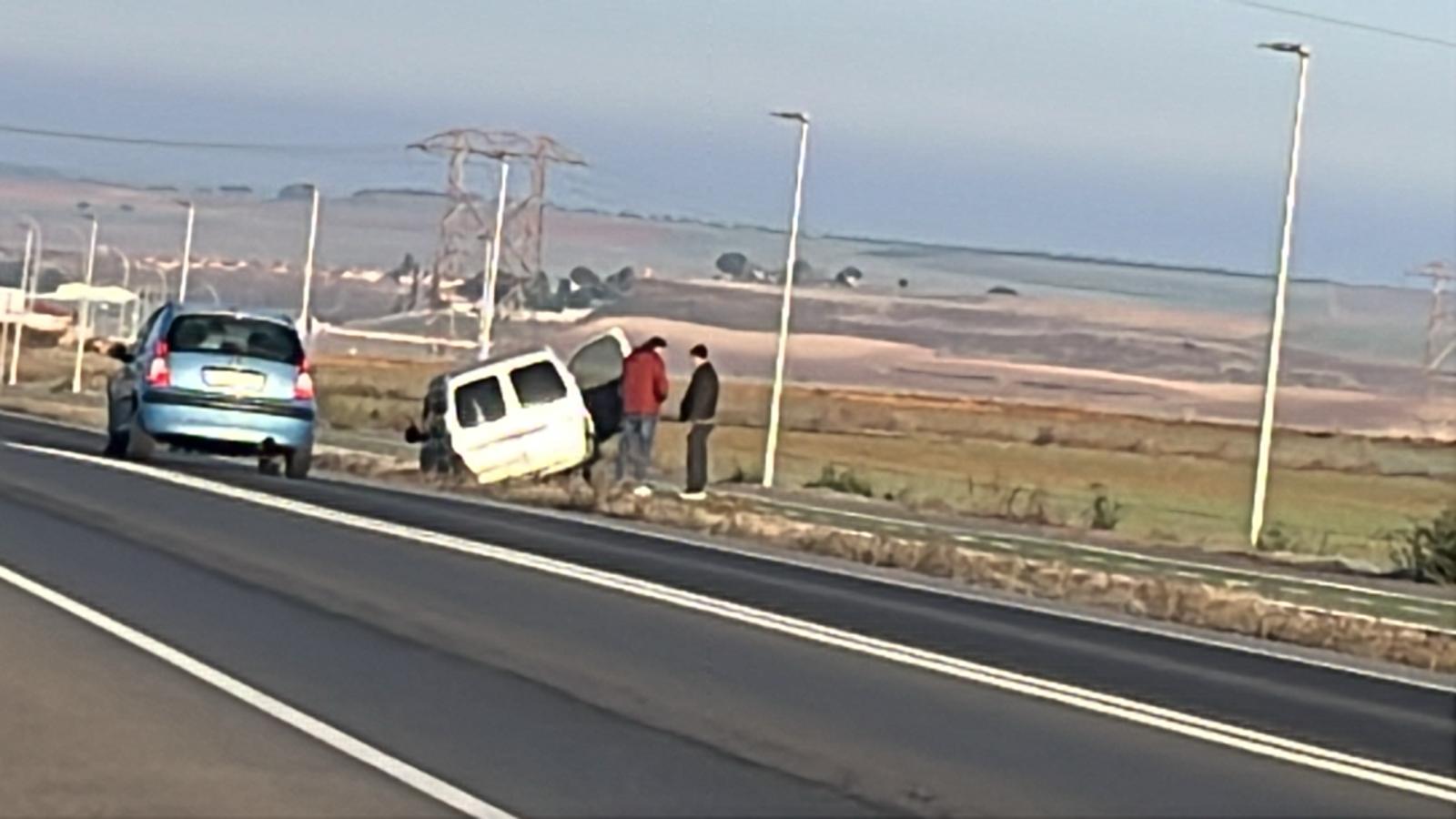 Un vehículo se sale de la vía en la carretera de Ledesma