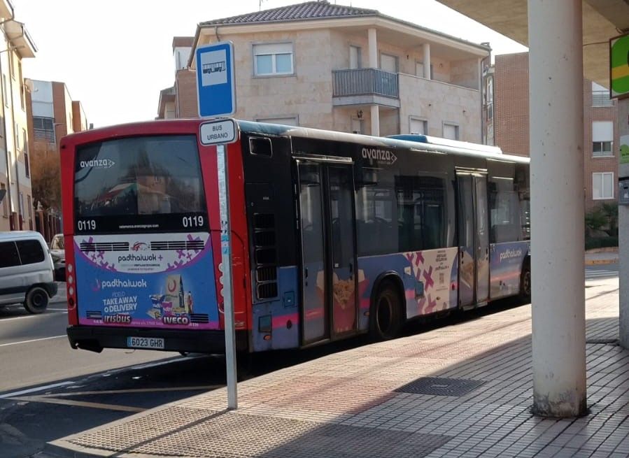 Autobús de Avanza averiado en Carbajosa de la Sagrada 