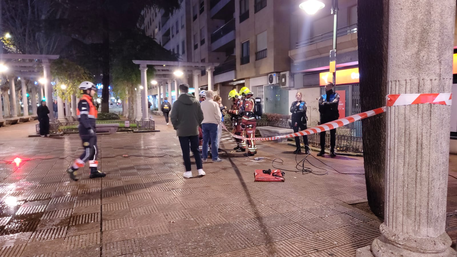 Bomberos en una actuación en el paseo de Carmelitas