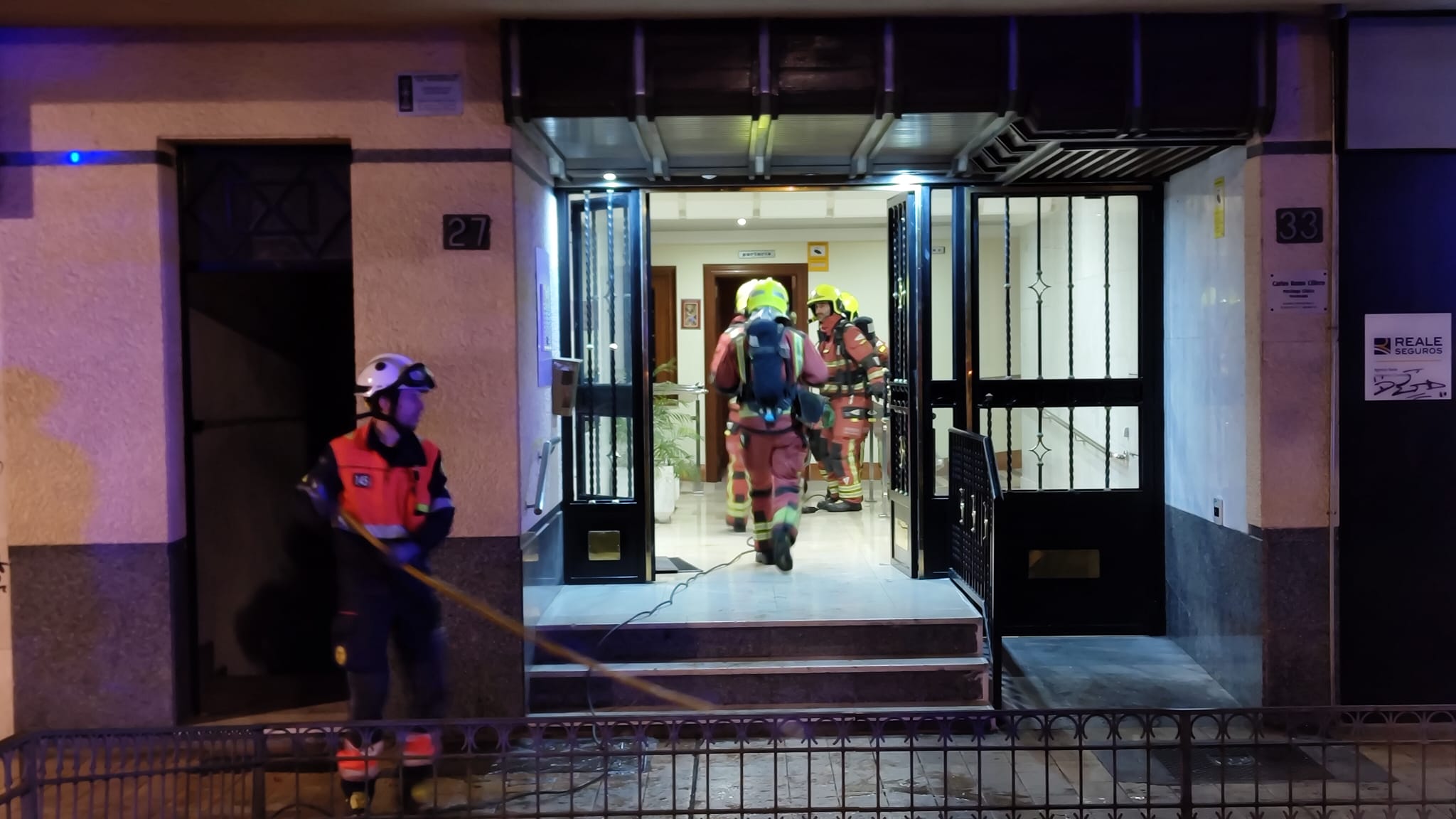 Bomberos en una actuación en el paseo de Carmelitas