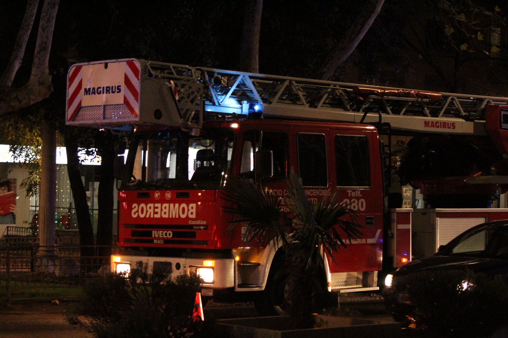 Bomberos en una actuación en el paseo de Carmelitas