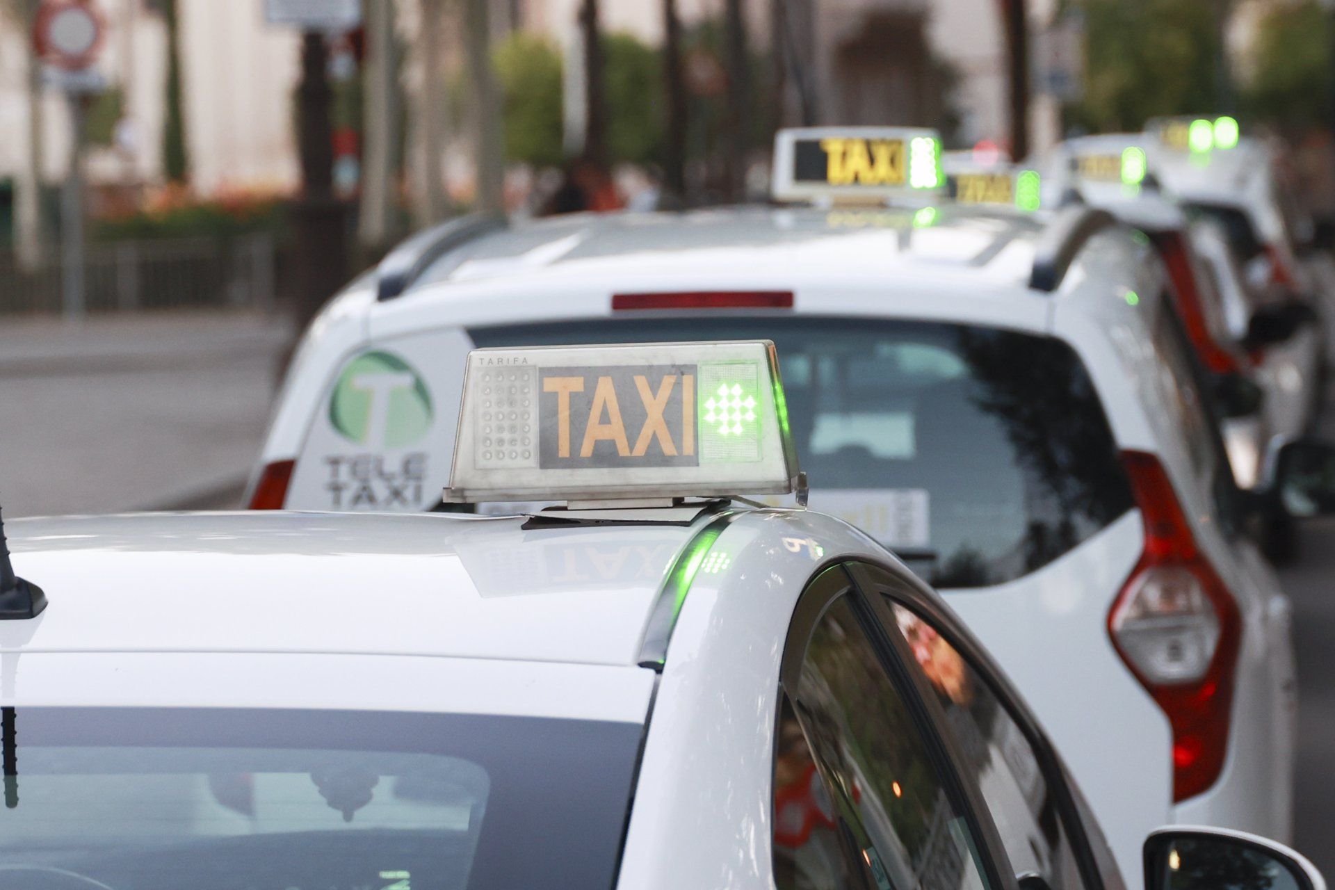 Archivo - Taxis en el centro de Sevilla - ROCÍO RUZ / EUROPA PRESS - Archivo