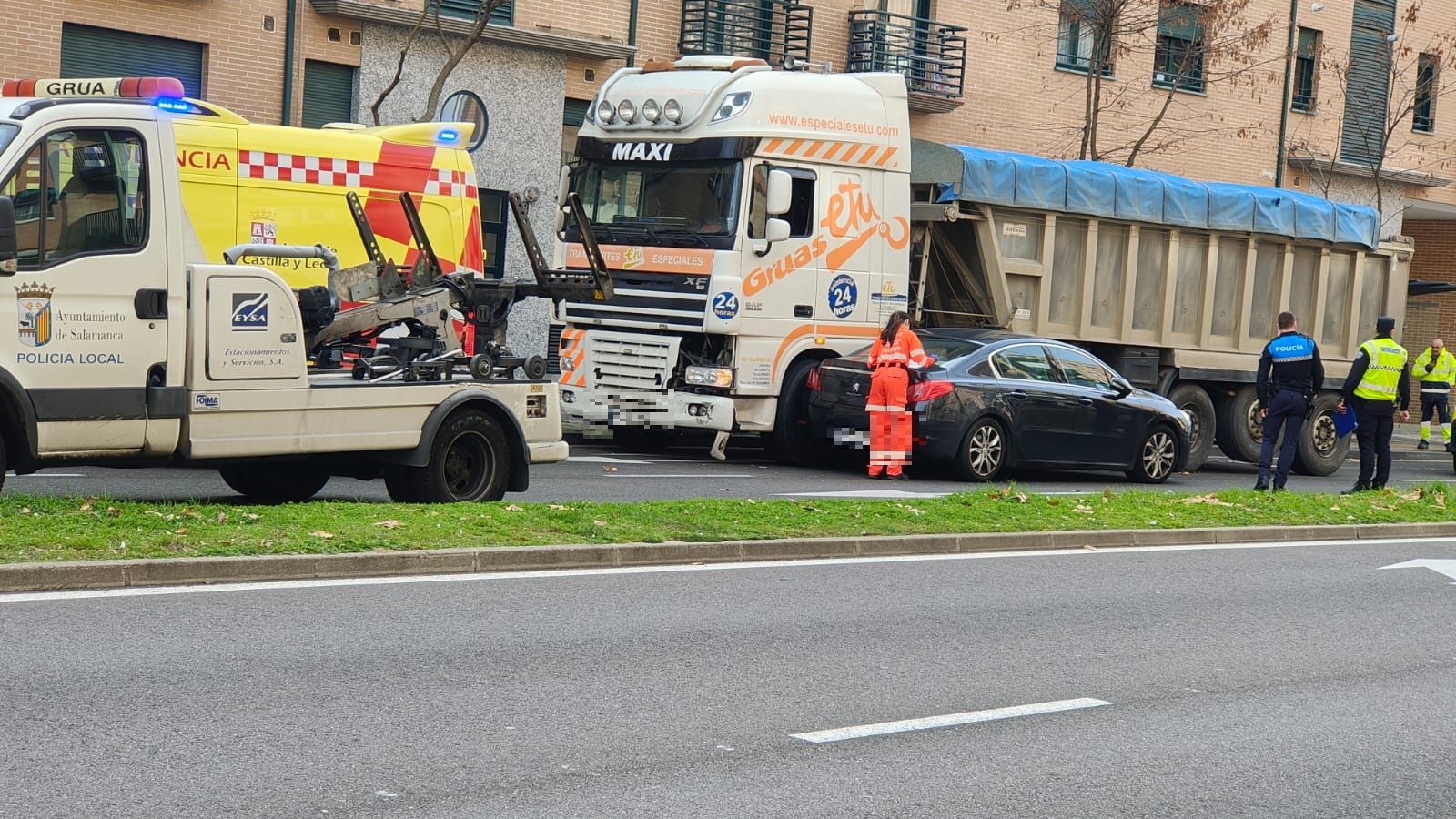 Un camión y un turismo choca en plena frontalmente en la calle de Jesús Arambarri