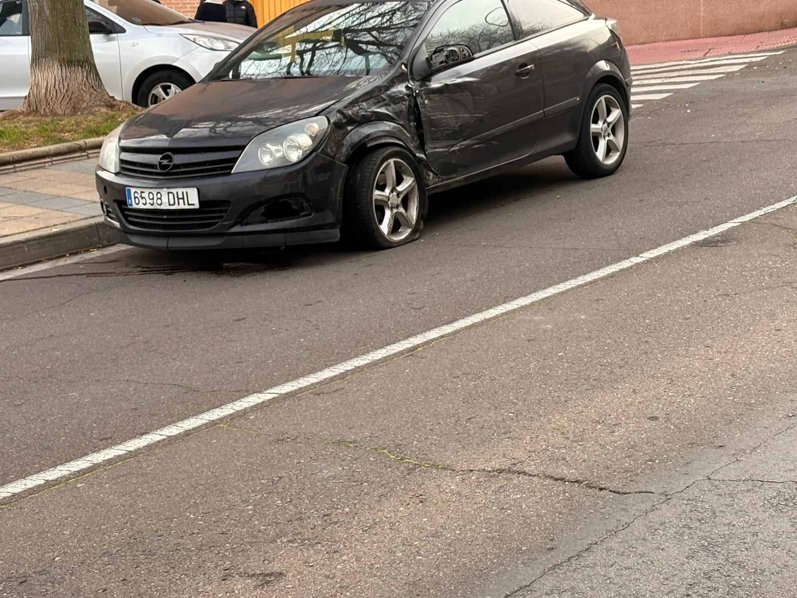 Un accidente entre dos turismos se salda sin heridos en la calle Alegría