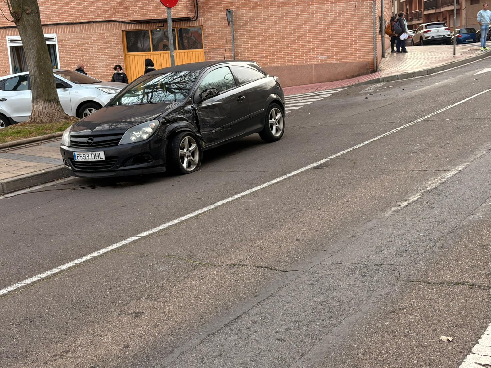 Un accidente entre dos turismos se salda sin heridos en la calle Alegría