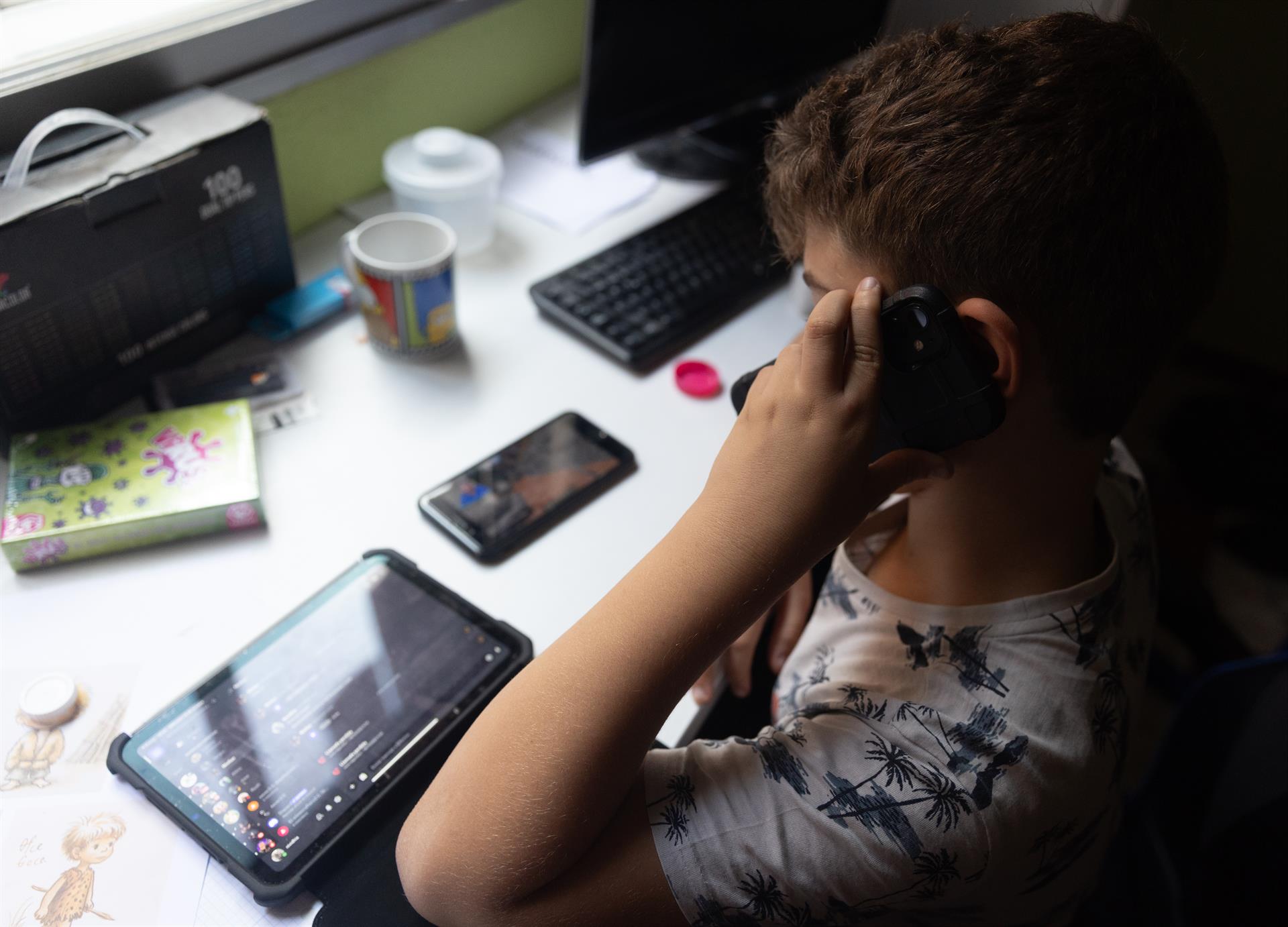 Niño usando un teléfono. Archivo EP