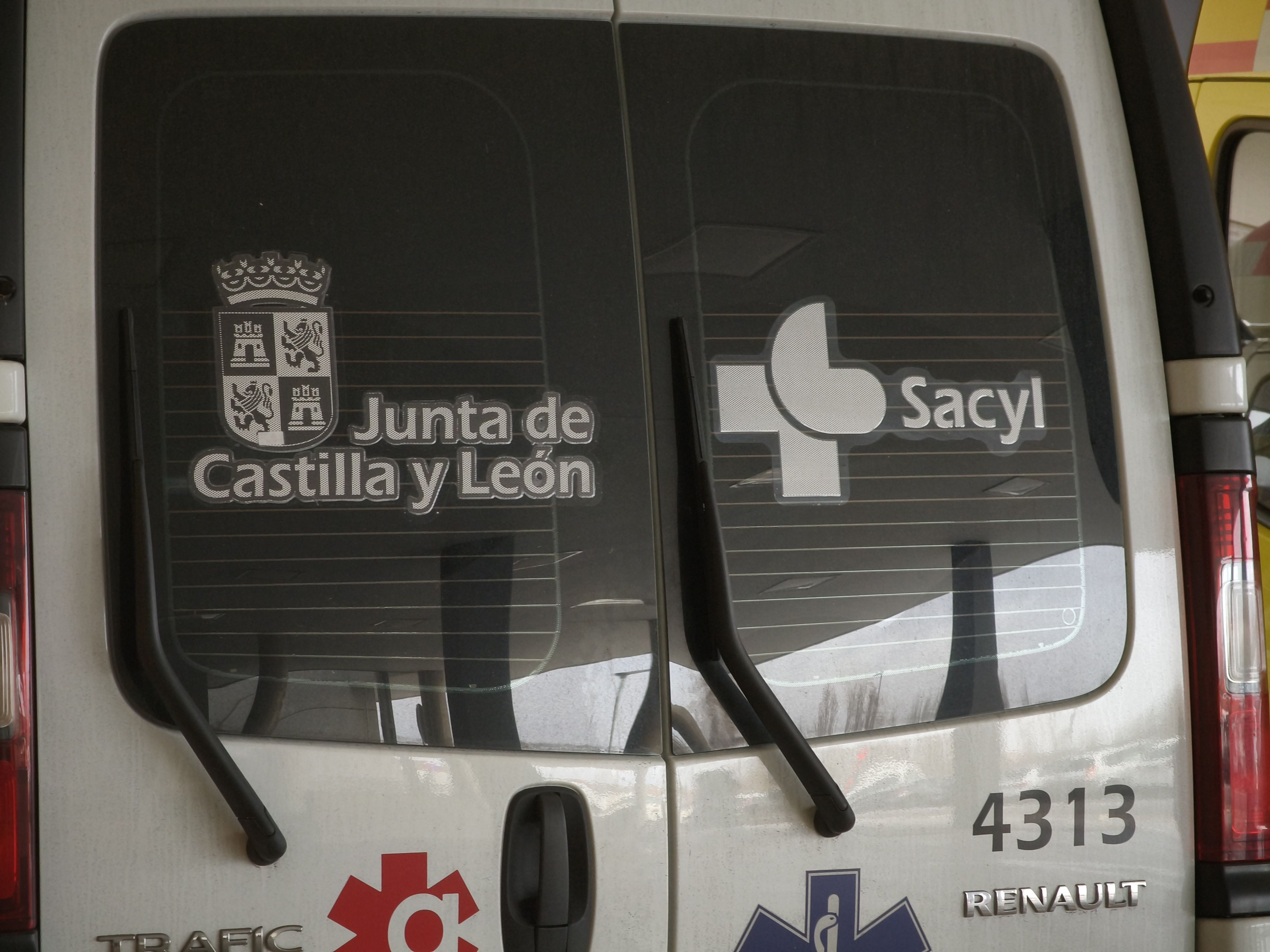 Ambulancias y ambulancia en el hospital de Salamanca. Archivo.