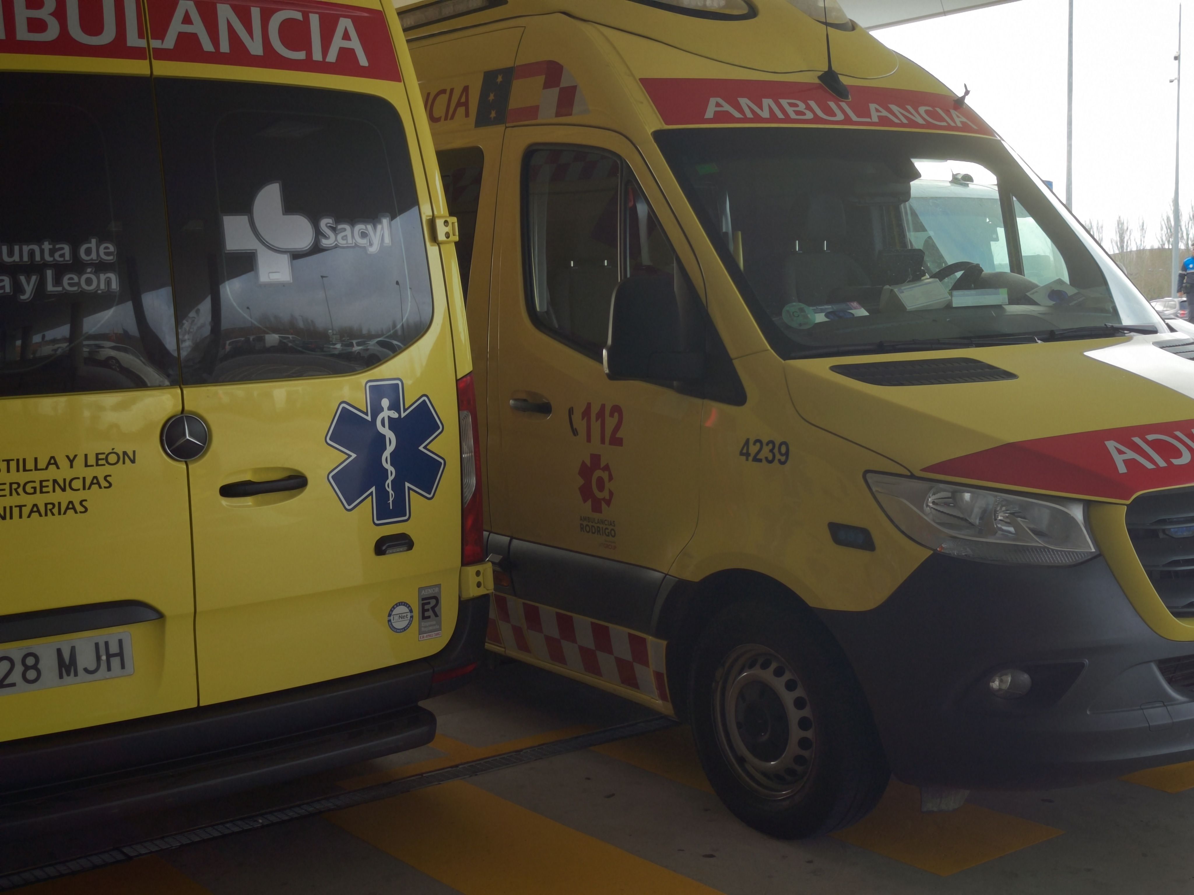 Ambulancias y ambulancia en el hospital de Salamanca. Archivo.