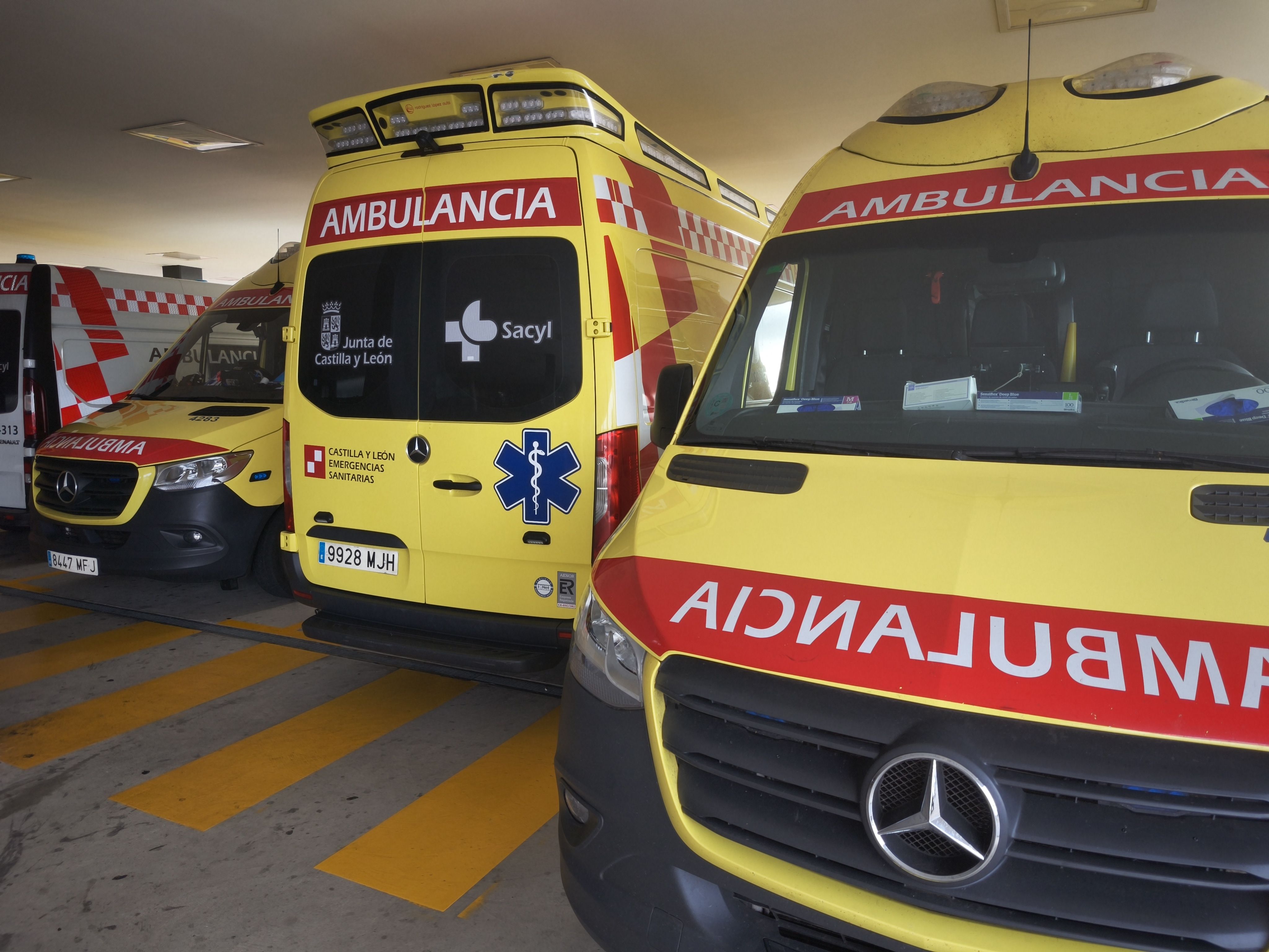 Ambulancias y ambulancia en el hospital de Salamanca. Archivo.