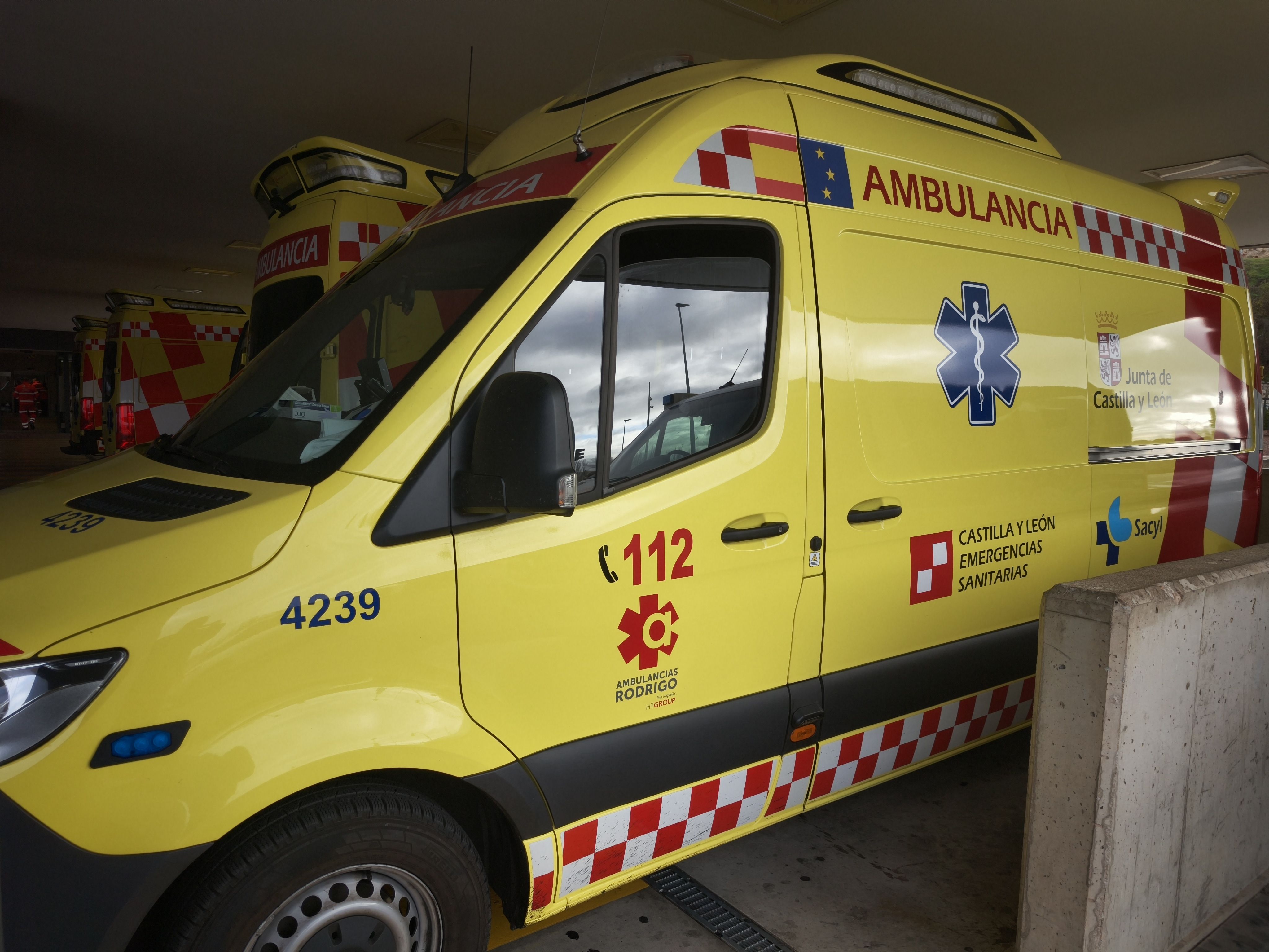 Ambulancias y ambulancia en el hospital de Salamanca. Archivo.