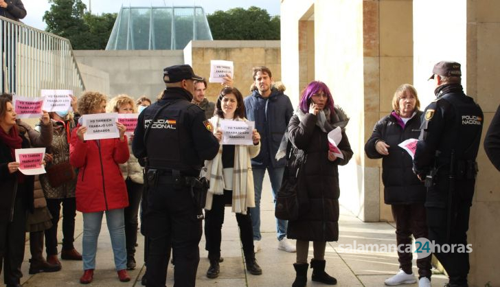 GALERÍA | Gritos de protesta del personal sanitario de Salamanca a Mañueco y al consejero de Sanidad