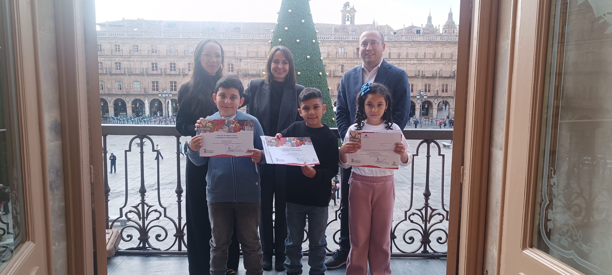 Premiados junto a los concejales Luis Sánchez y Carmen Seguín y la presidenta del Círculo Hispanoamericano de Salamanca, Alesandrini Bonilla