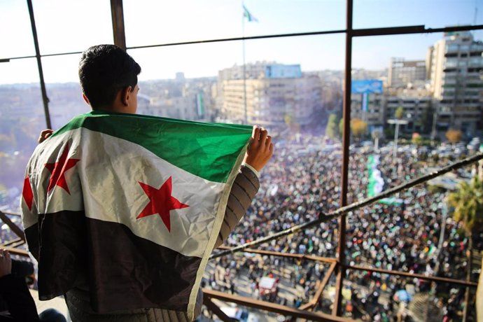 Manifestación en la ciudad de Alepo, en Siria, para celebrar la caída del régimen de Bashar al Assad (archivo) - Juma Mohammad/IMAGESLIVE via ZUM / DPA