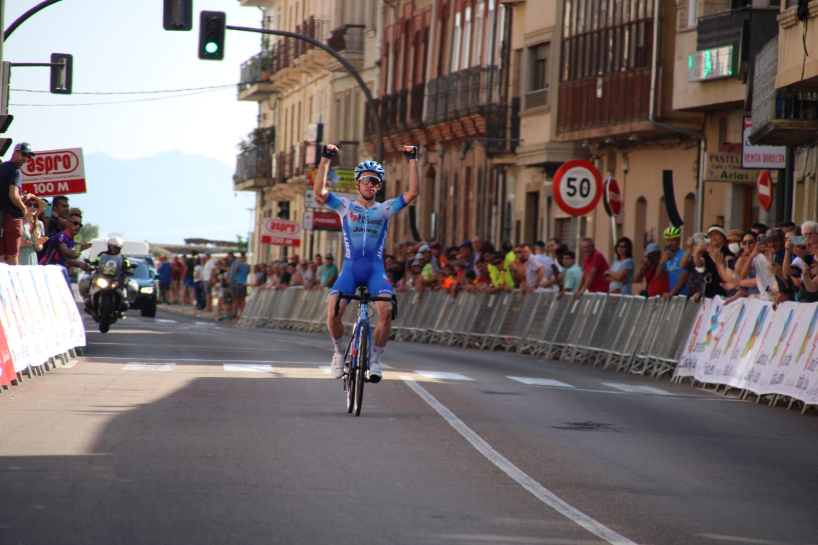 Simon Yates, en la llegada de la Vuelta Ciclista a Castilla y León en Guijuelo | FOTO SALAMANCA24HORAS.COM