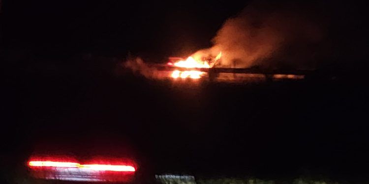 Arde un turismo en la A-50, a la altura de Cantaracillo. Foto: Noticias a Tiempo Peñaranda 