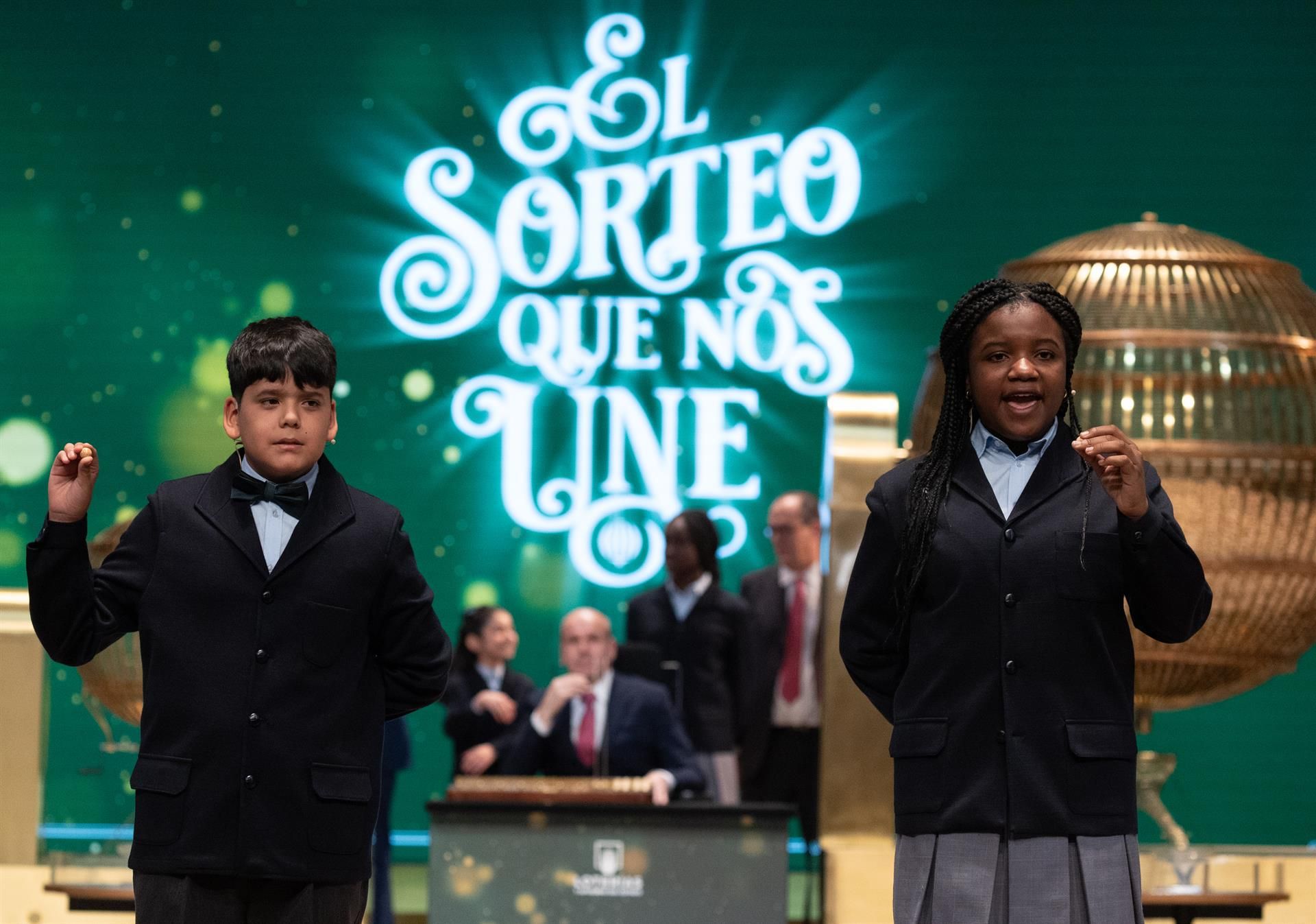 Yesica Paola Valencia y Francisco Moreno cantan el segundo premio, el número 58303, durante el Sorteo Extraordinario de la Lotería de Navidad 2023 en el Teatro Real de Madrid. Foto Eduardo Parra - Europa Press