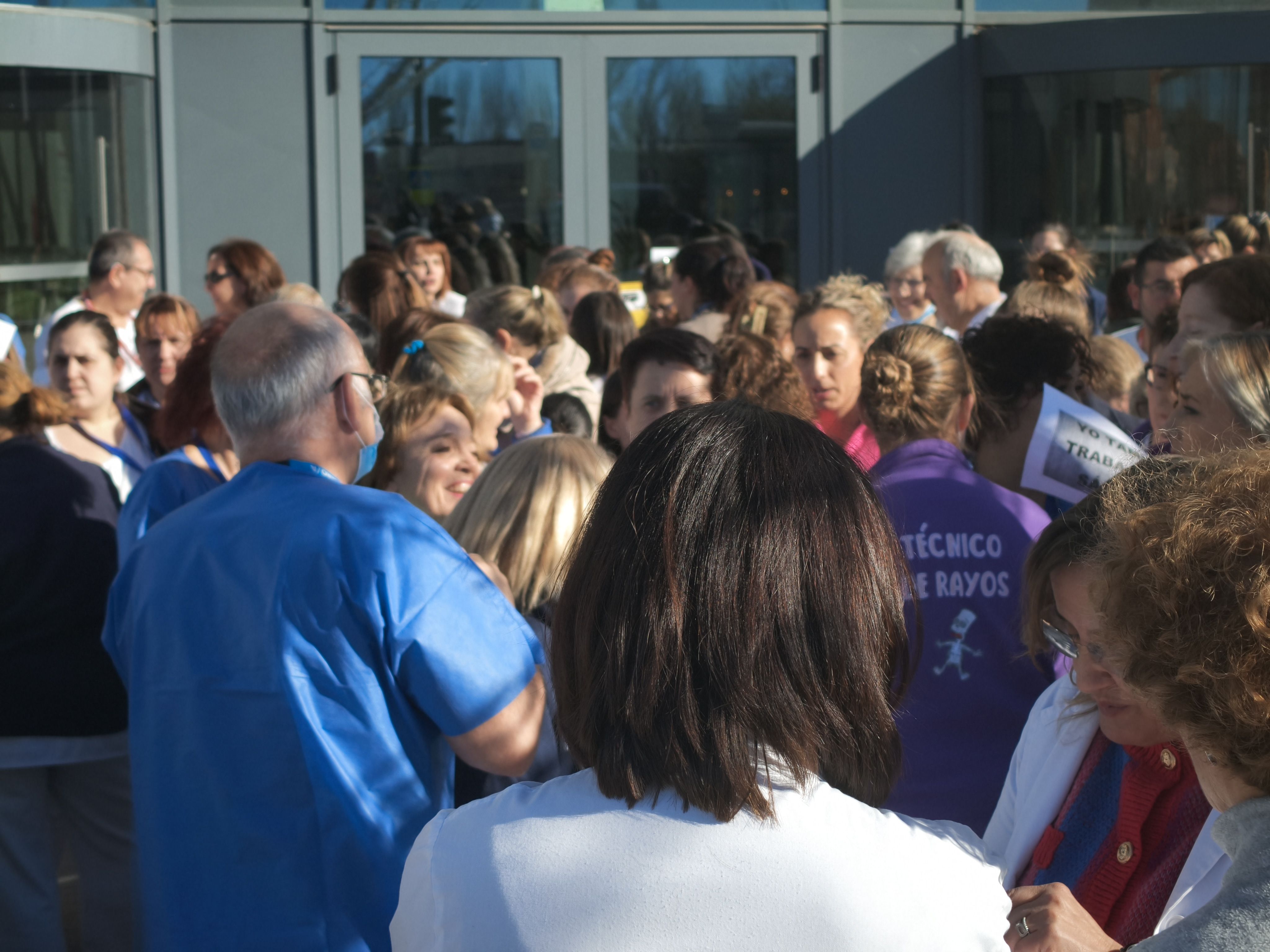 Concentración de personal no sanitario en el hospital de Salamanca