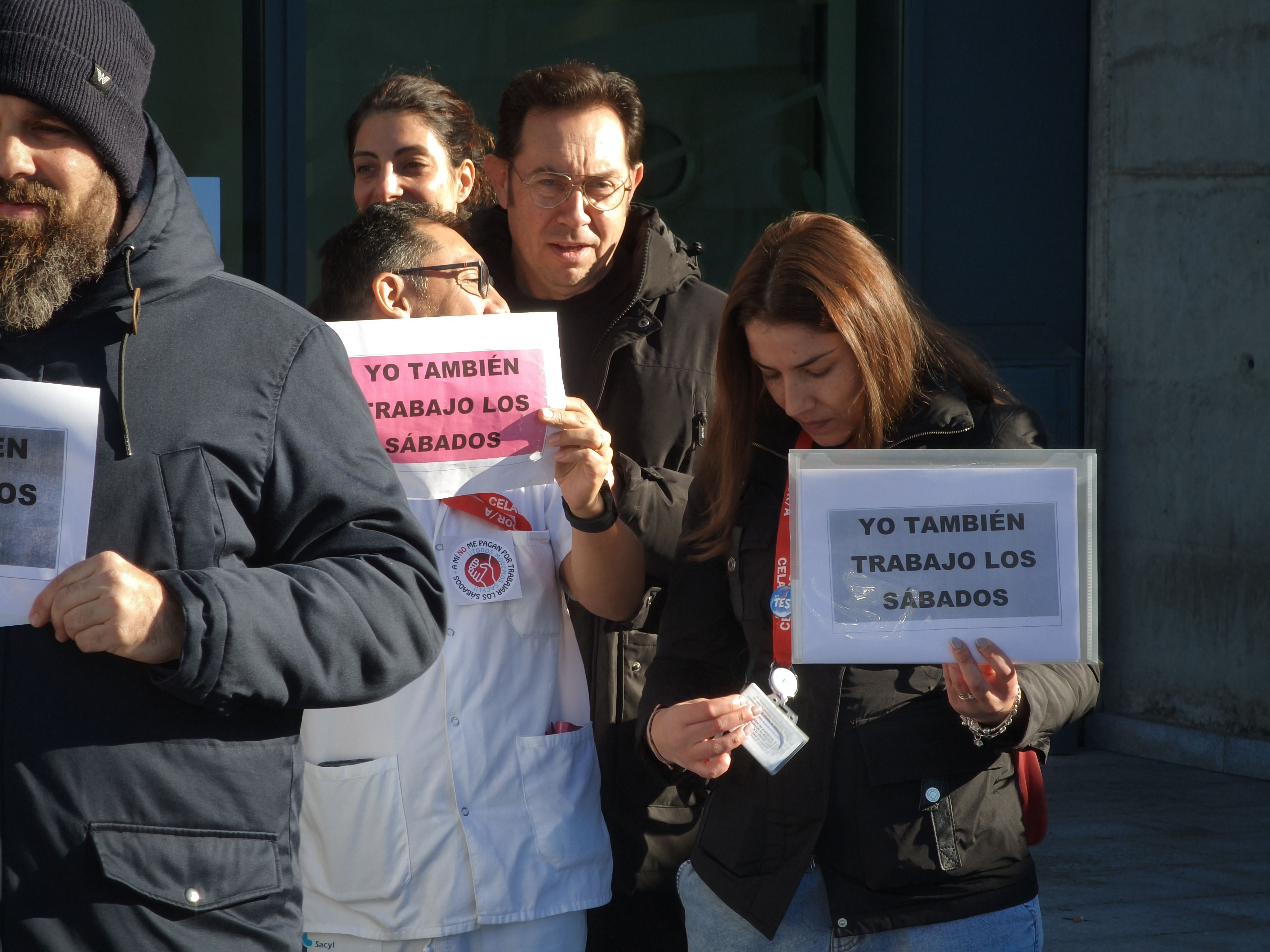 Concentración de personal no sanitario en el hospital de Salamanca