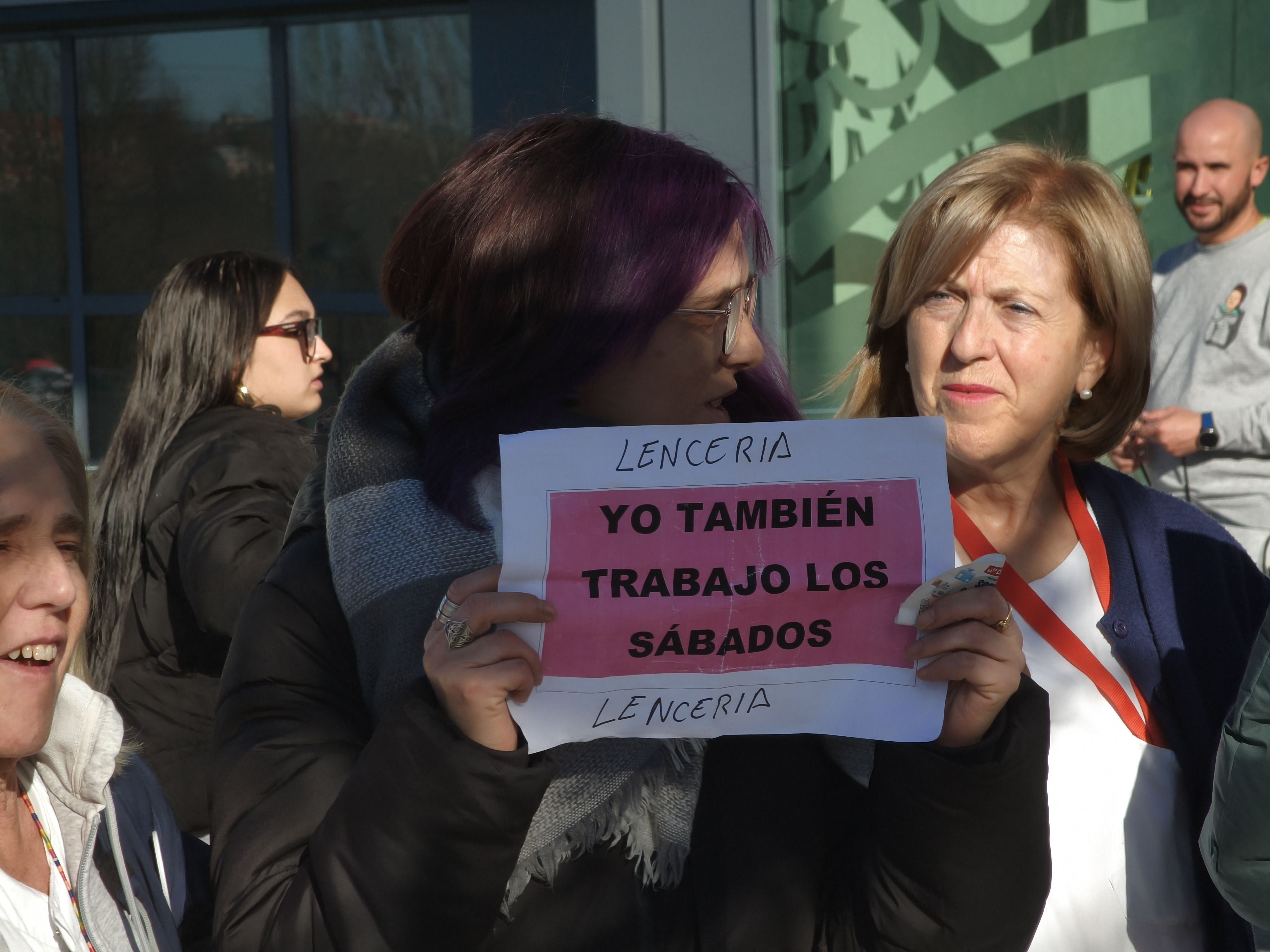 Concentración de personal no sanitario en el hospital de Salamanca