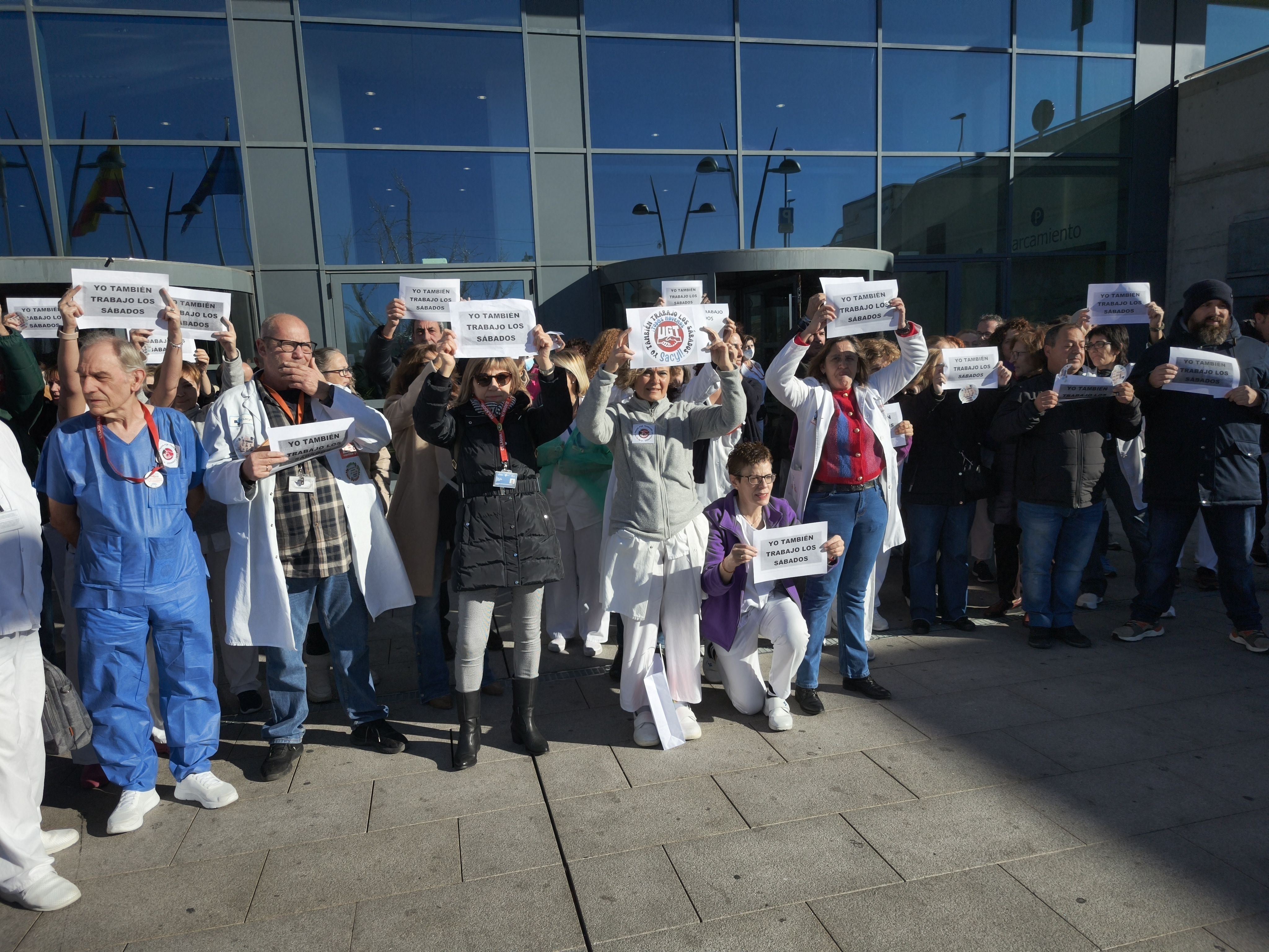 Concentración de personal no sanitario en el hospital de Salamanca