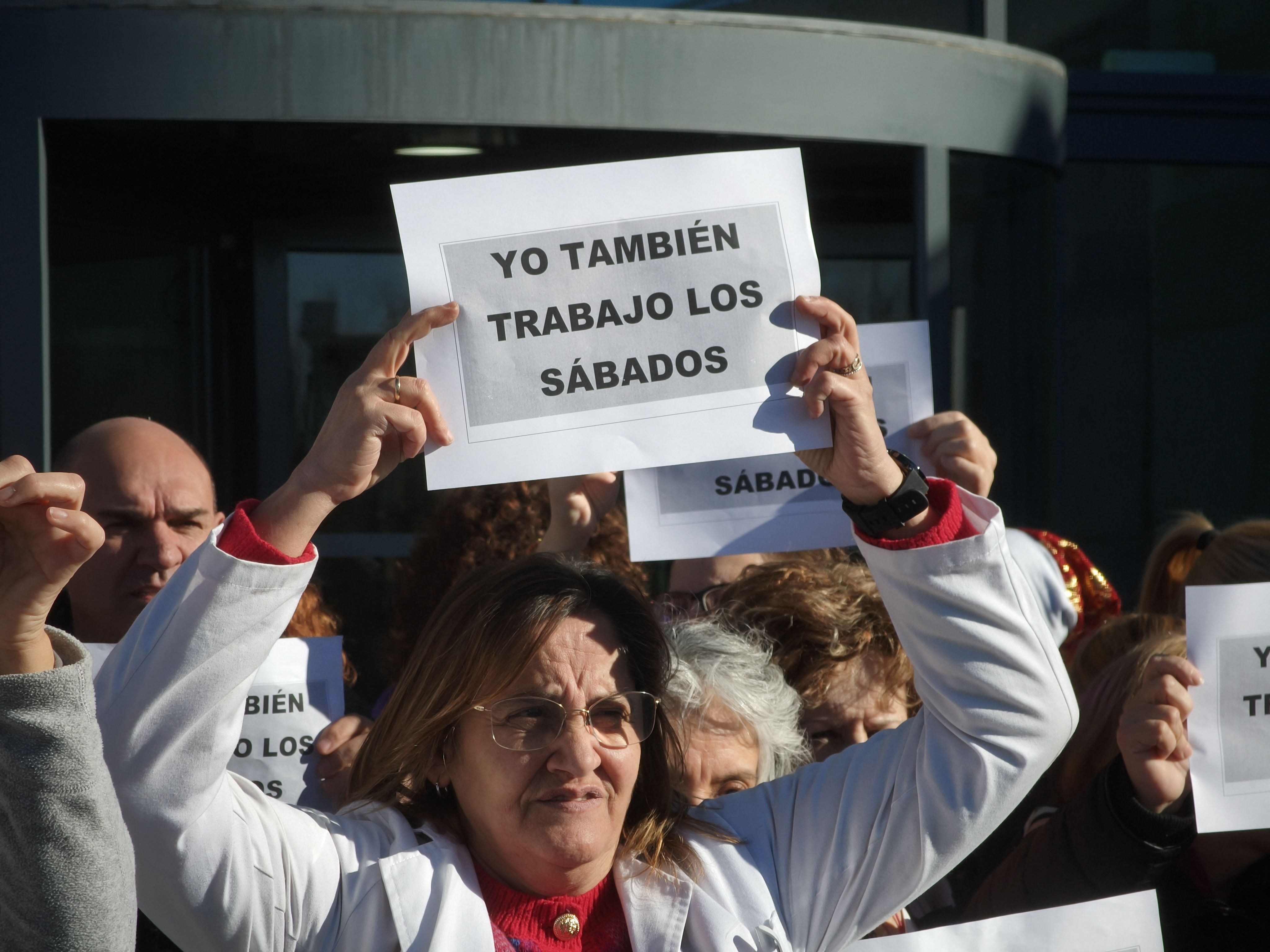 Concentración de personal no sanitario en el hospital de Salamanca