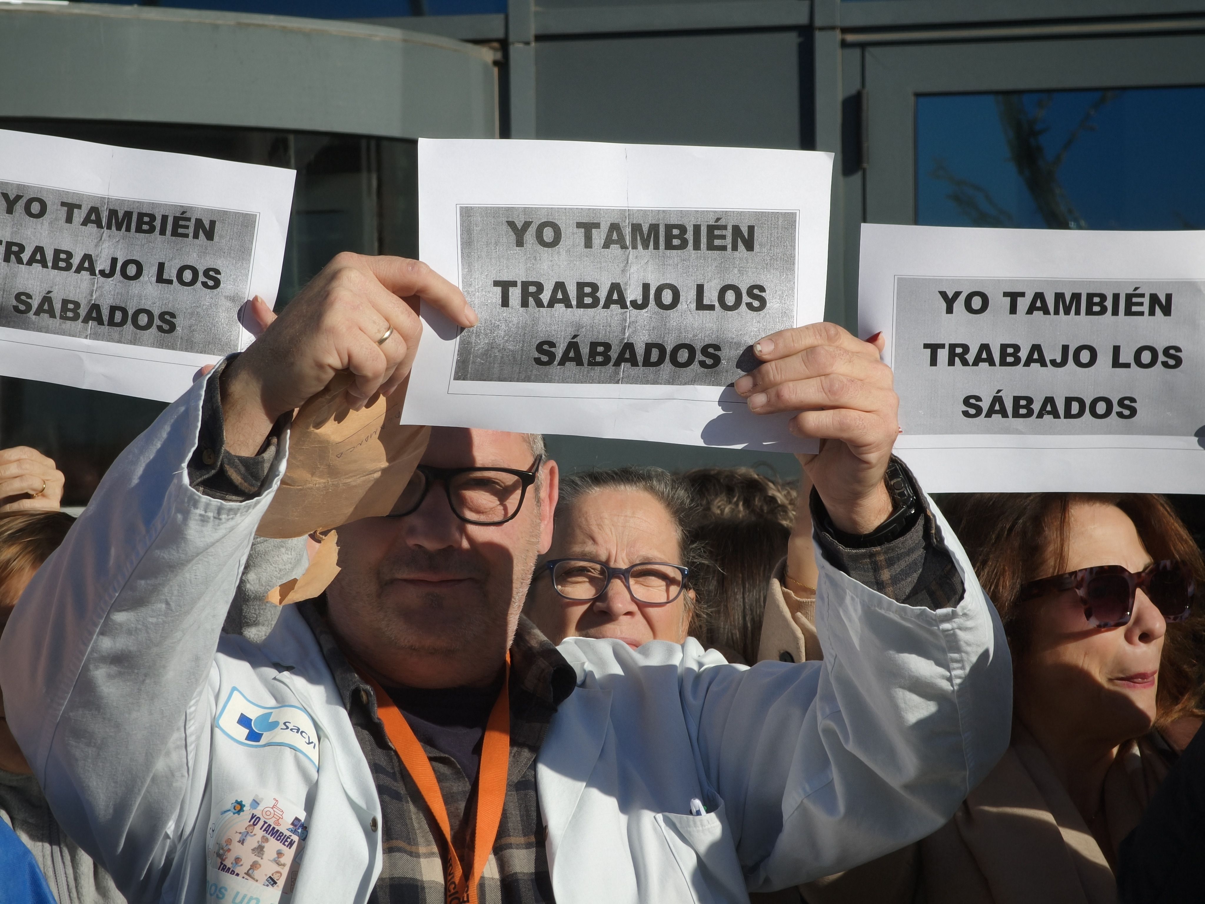 Concentración de personal no sanitario en el hospital de Salamanca