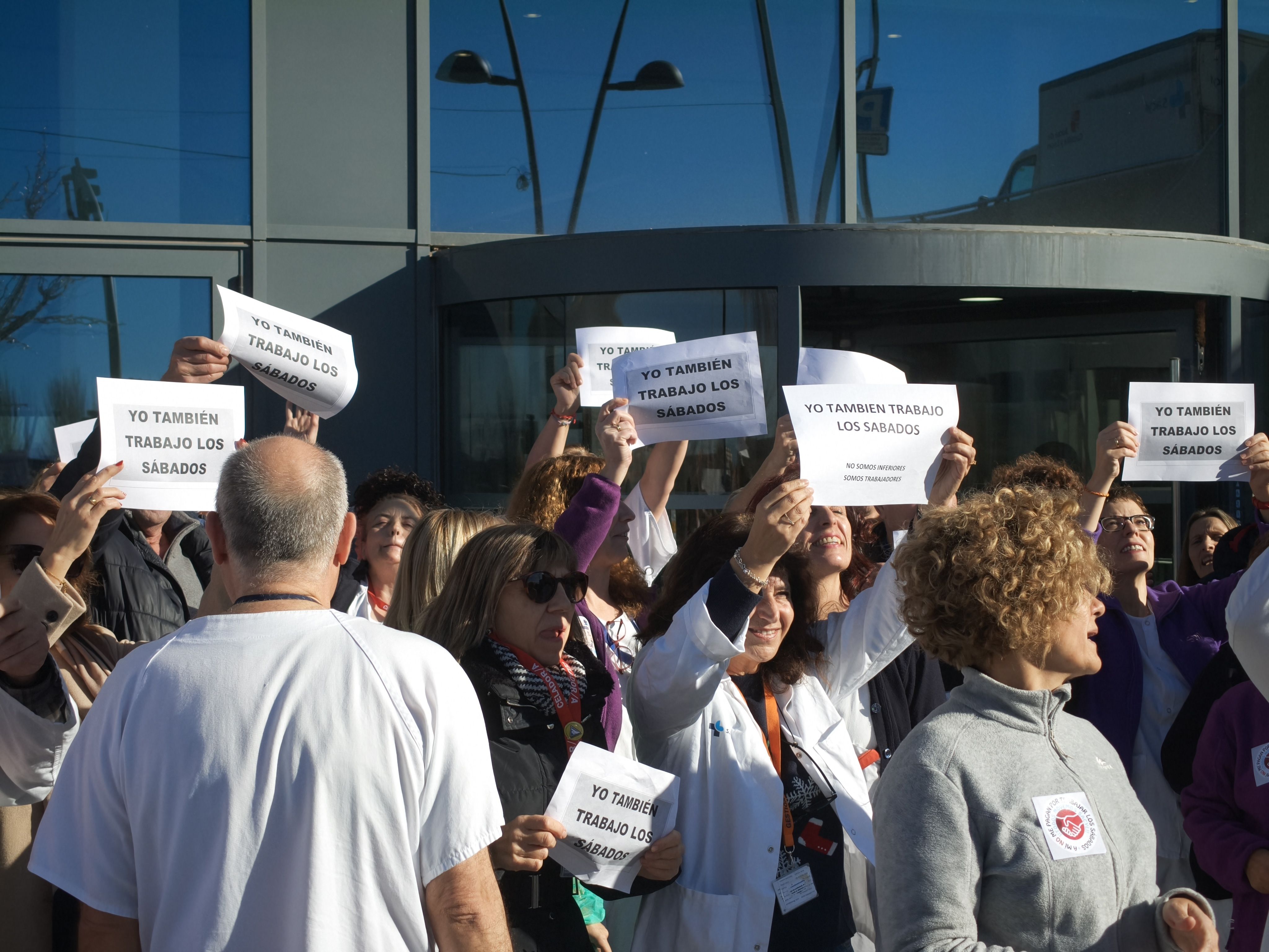 Concentración de personal sanitario en el hospital de Salamanca